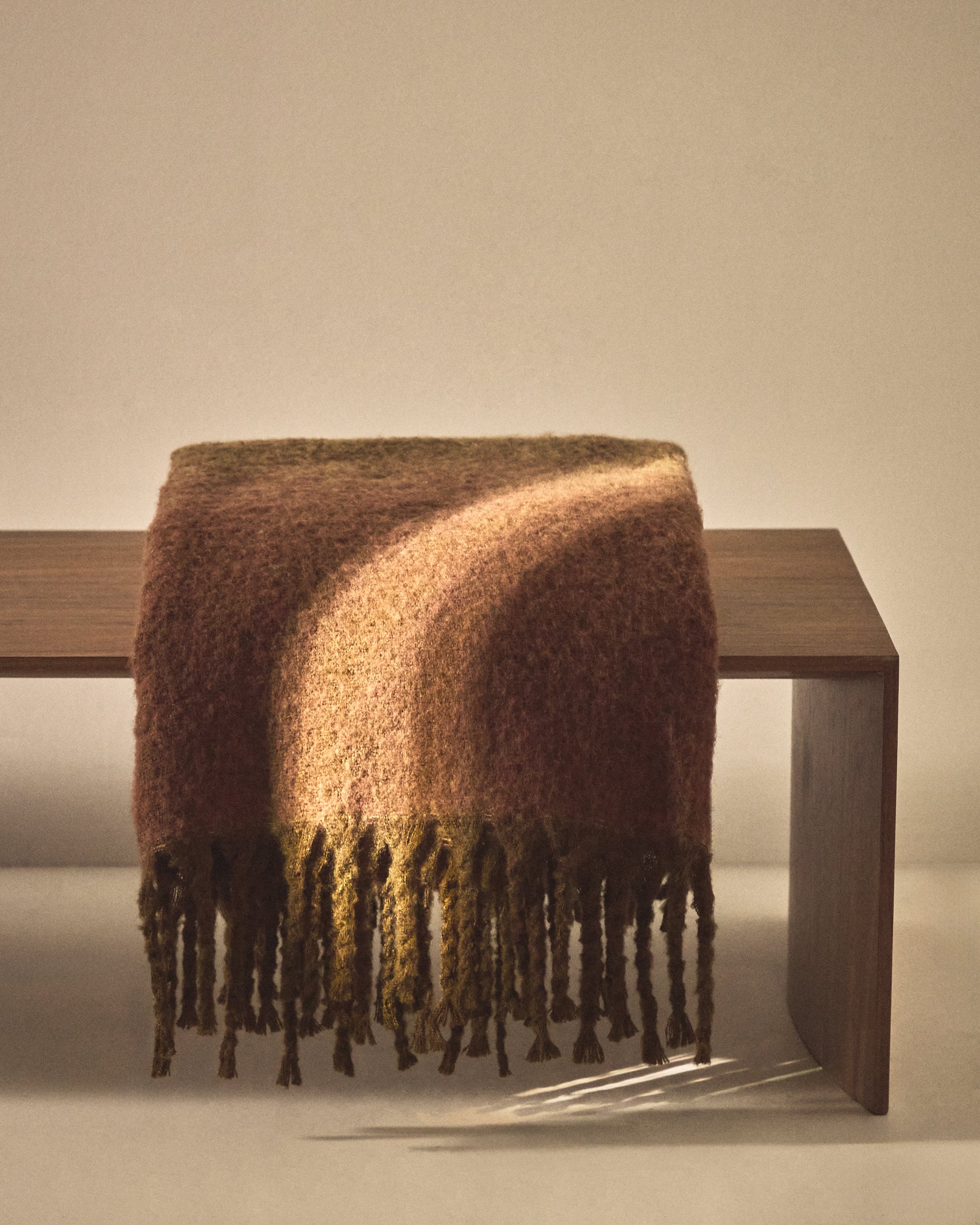 Elvori green blanket with fringing 170 x 130cm - Lifestyle
