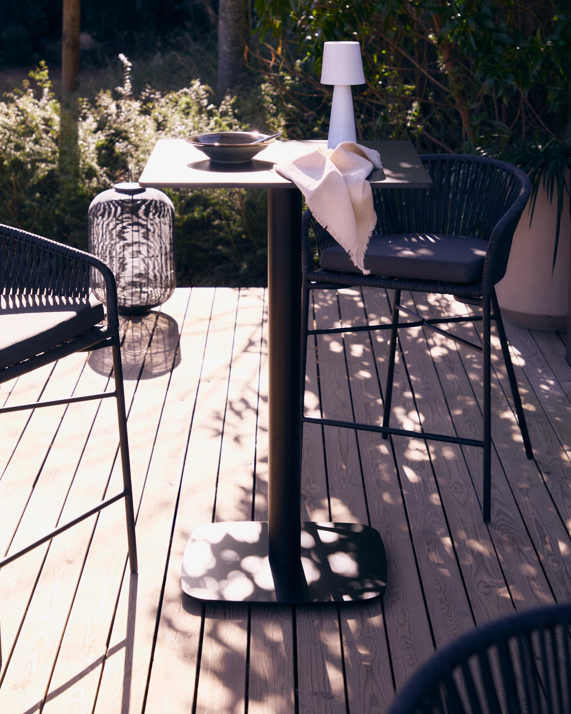 Esilda high table in black with metal leg in a painted black finish 60 x 60 x 96 cm - Lifestyle