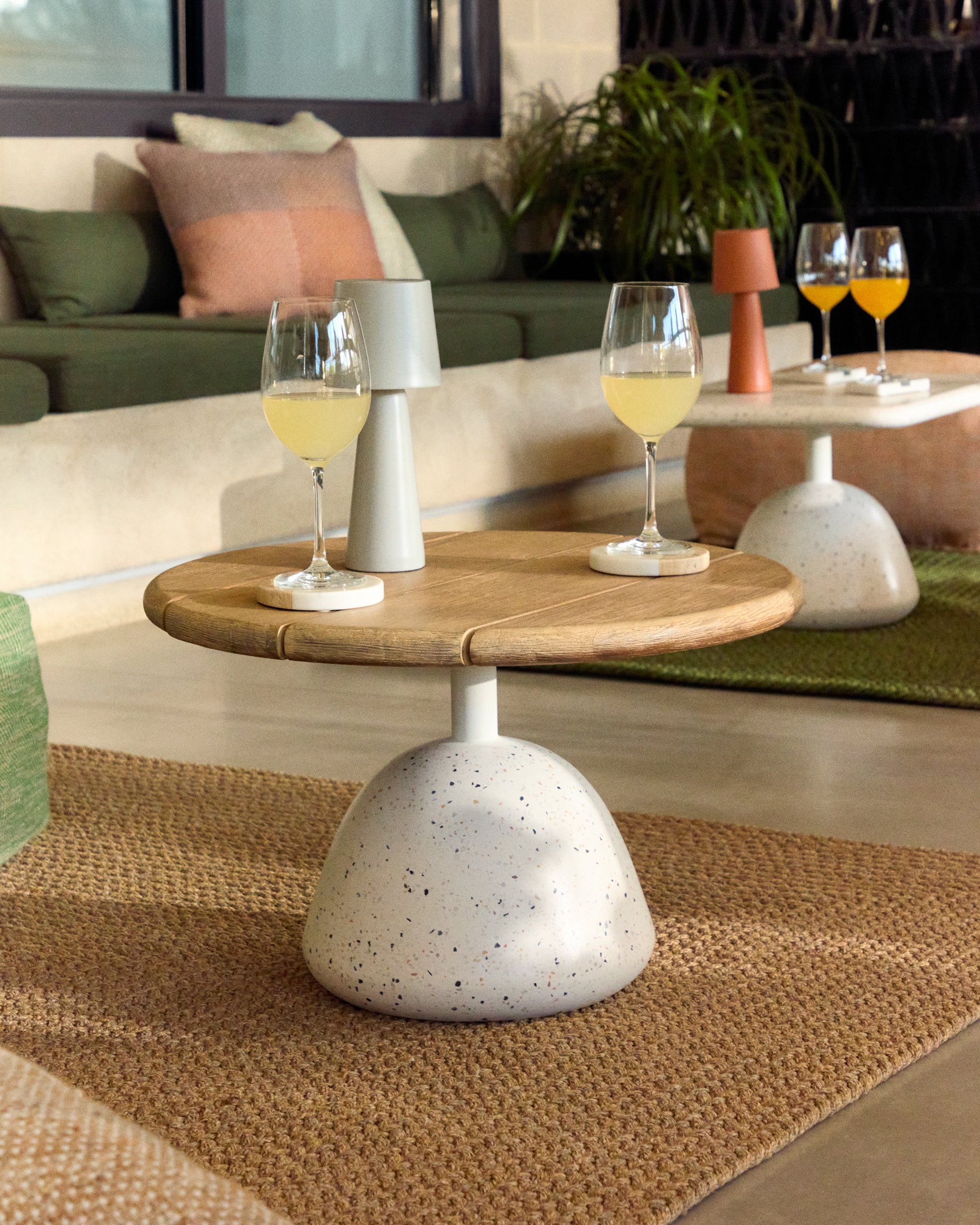 Saura coffee table with white terrazzo and natural acacia top, 32 x Ø55 cm FSC 100% - Lifestyle