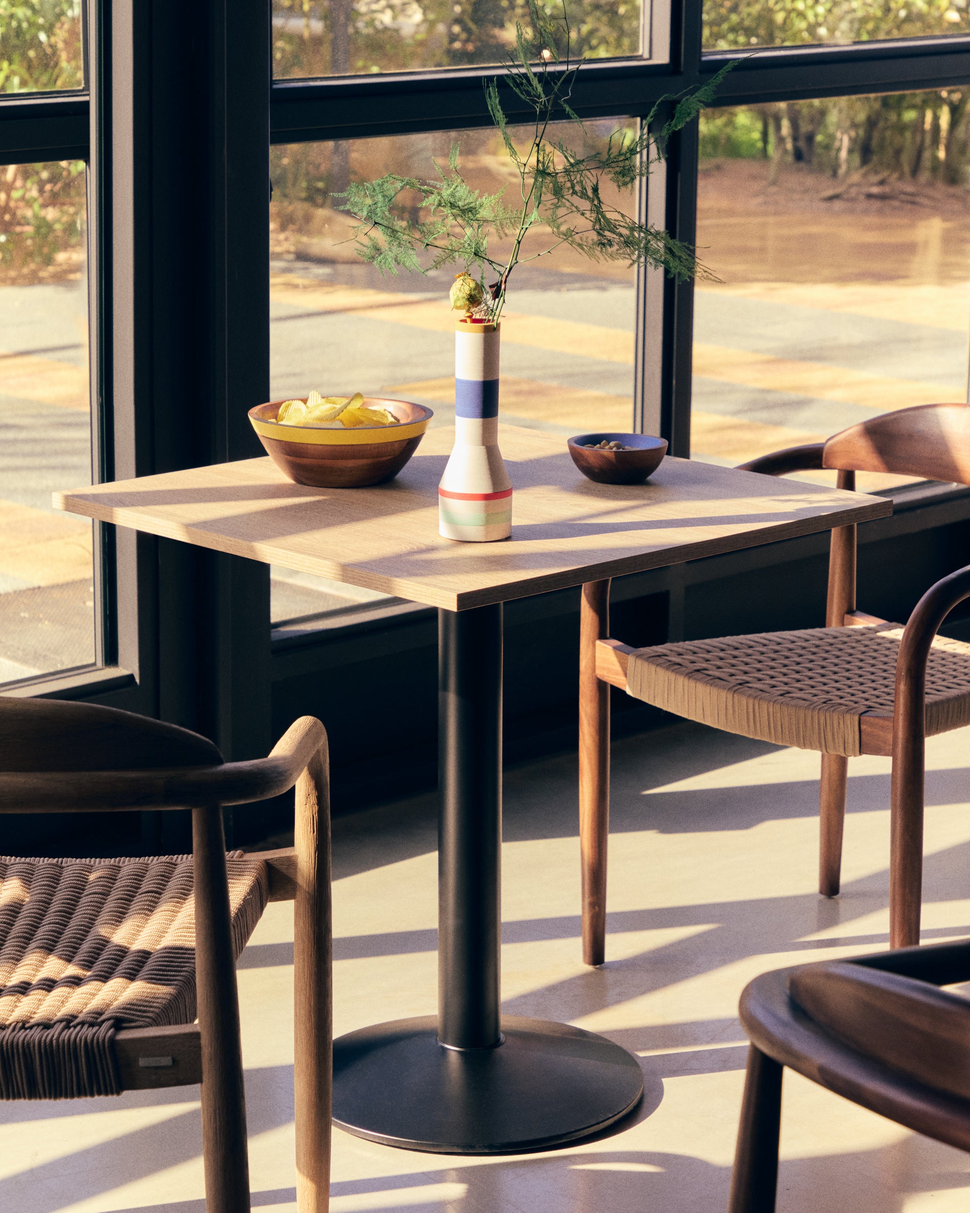 Esilda table in natural finish melamine with metal leg in a painted black finish, 70x70x70 cm - Lifestyle