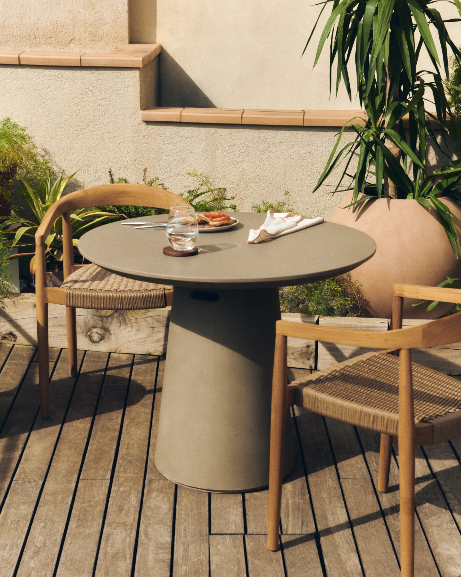 Itai outdoor round cement table, Ø 90 cm - Lifestyle
