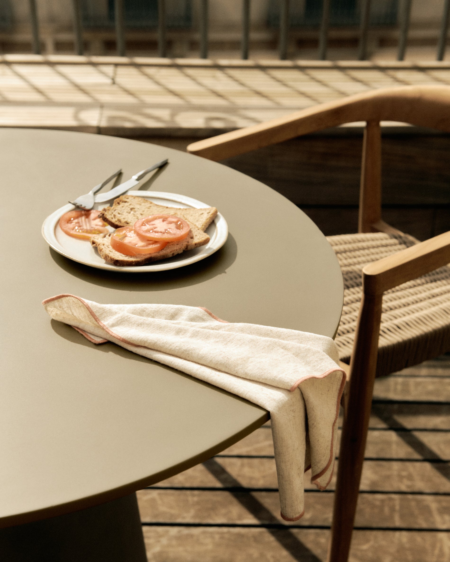 Itai outdoor round cement table, Ø 90 cm - Lifestyle