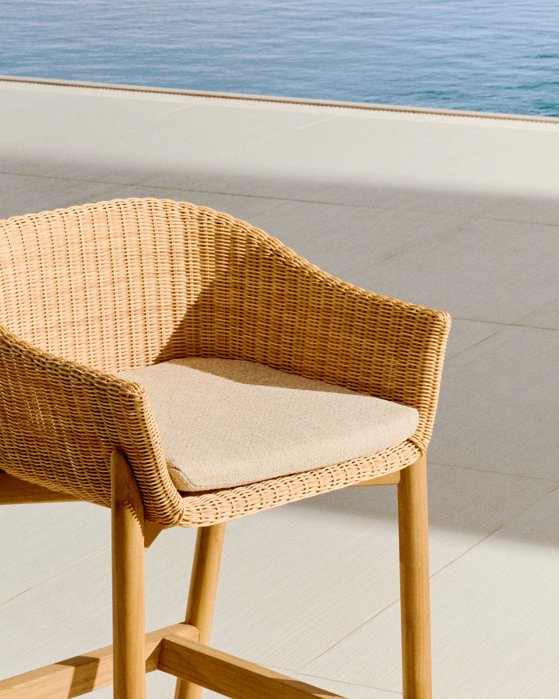 Galea stool in FSC 100% solid teak wood and synthetic rattan 75cm - Lifestyle