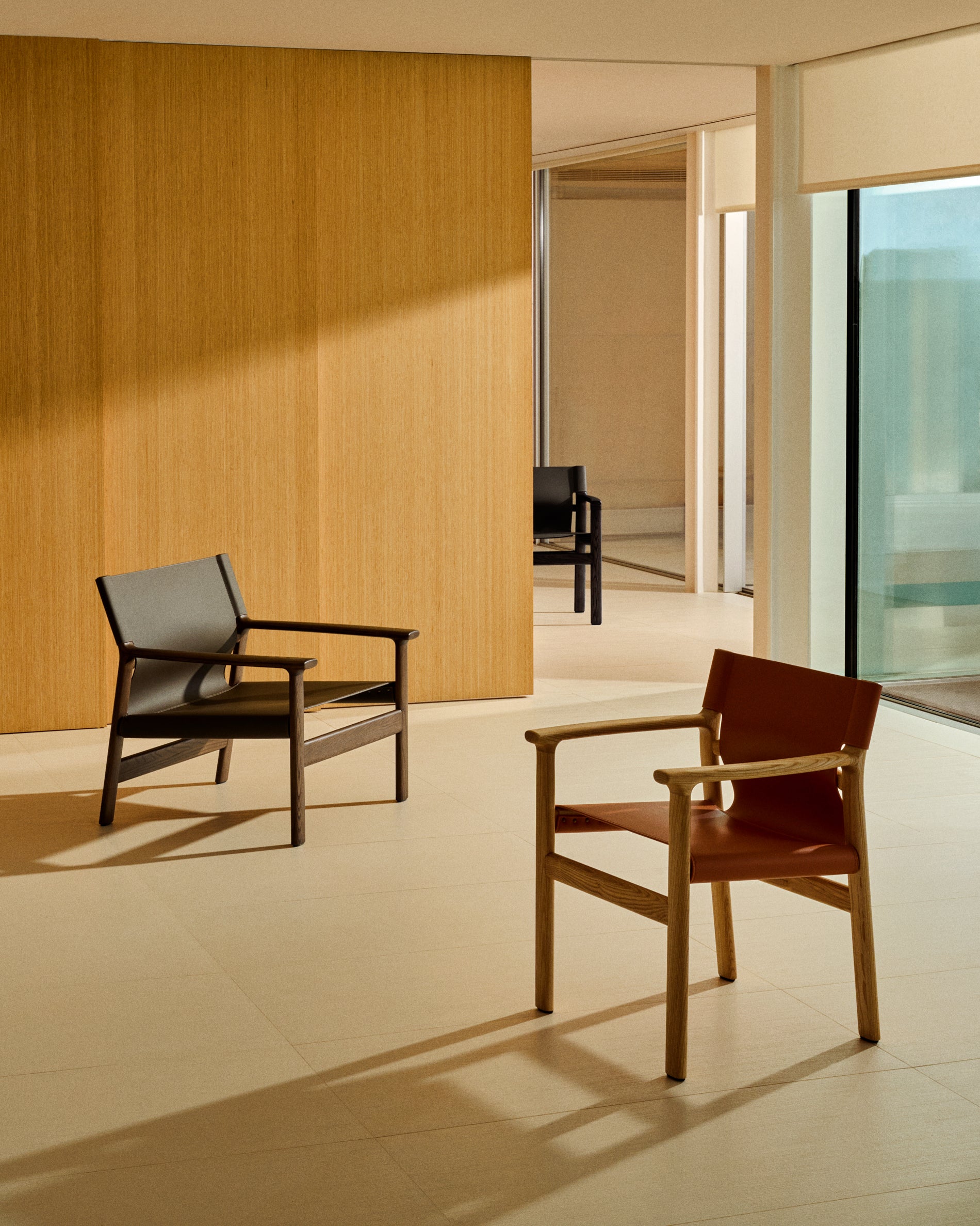 Jan chair made of light brown recycled leather fibres and FSC 100% solid ash wood with natural tone finish - Lifestyle