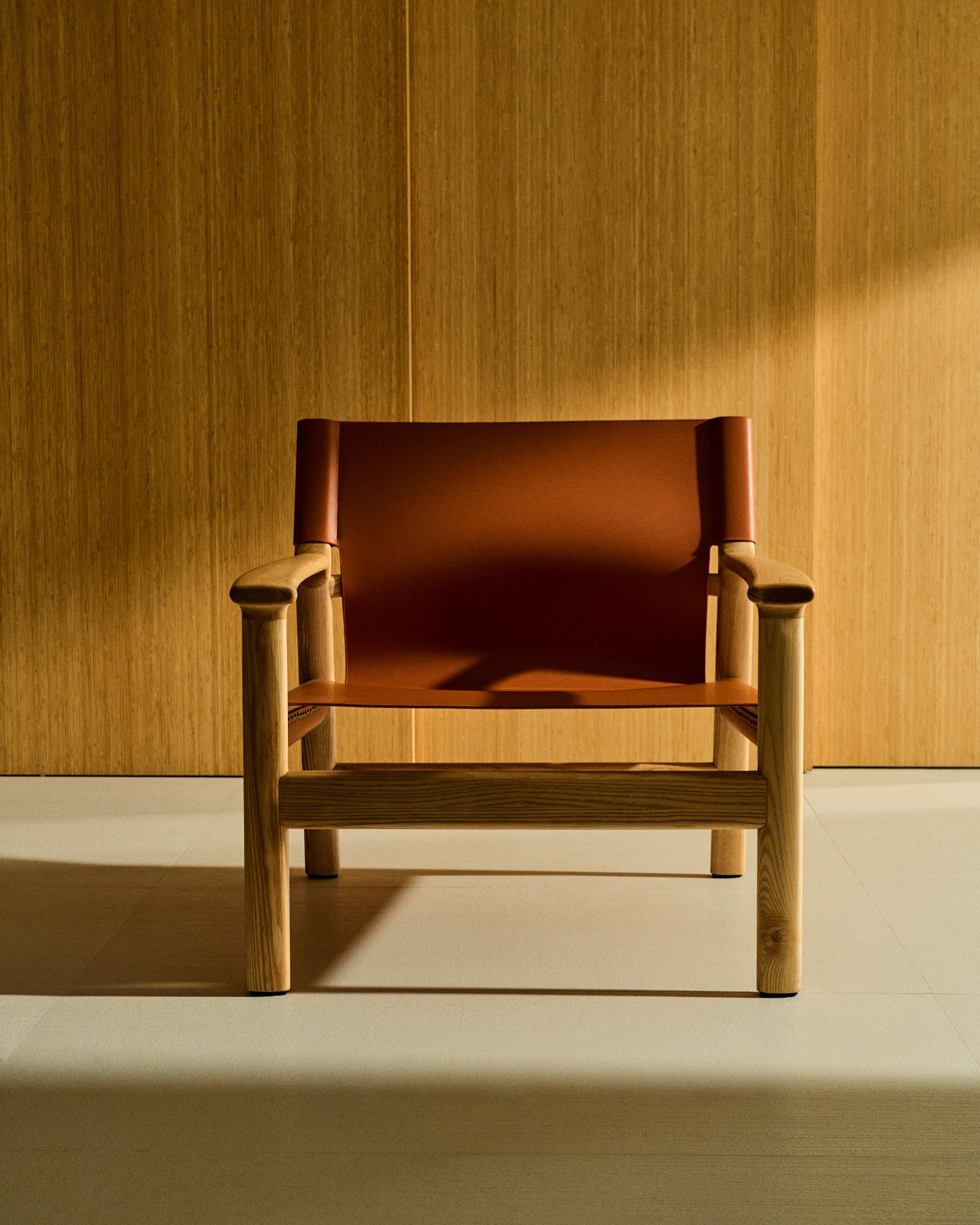 Jan armchair made of light brown recycled leather fibres and FSC 100% solid ash wood with natural tone finish - Lifestyle