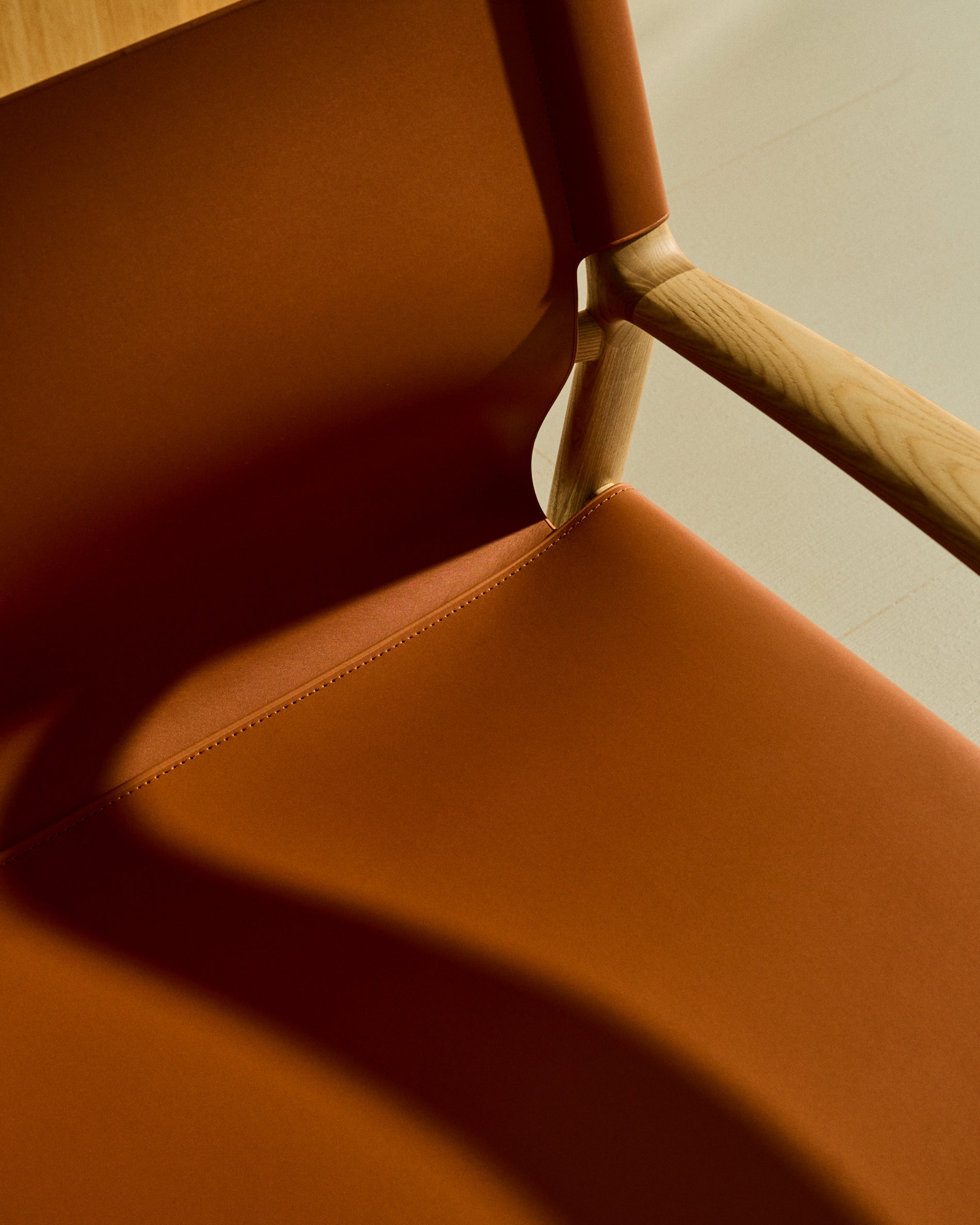 Jan armchair made of light brown recycled leather fibres and FSC 100% solid ash wood with natural tone finish - Lifestyle