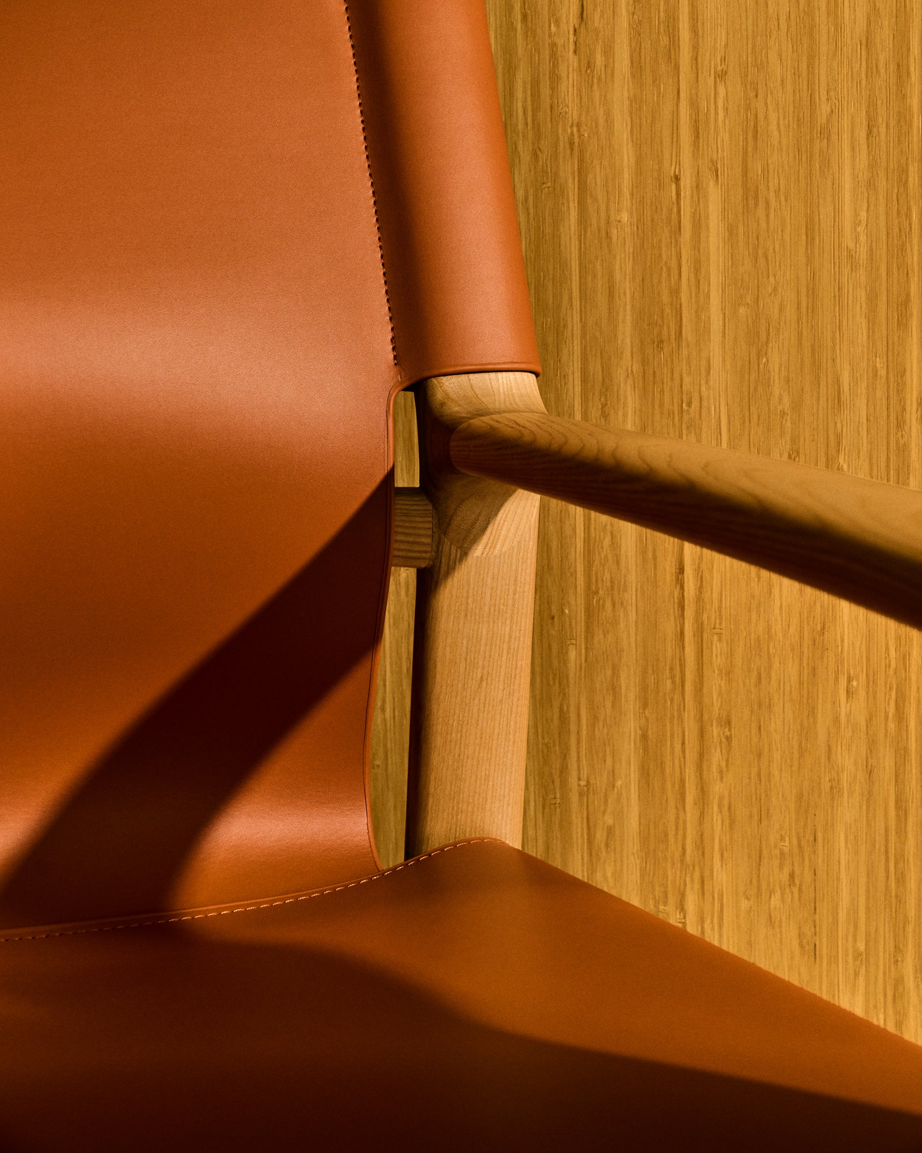 Jan armchair made of light brown recycled leather fibres and FSC 100% solid ash wood with natural tone finish - Lifestyle
