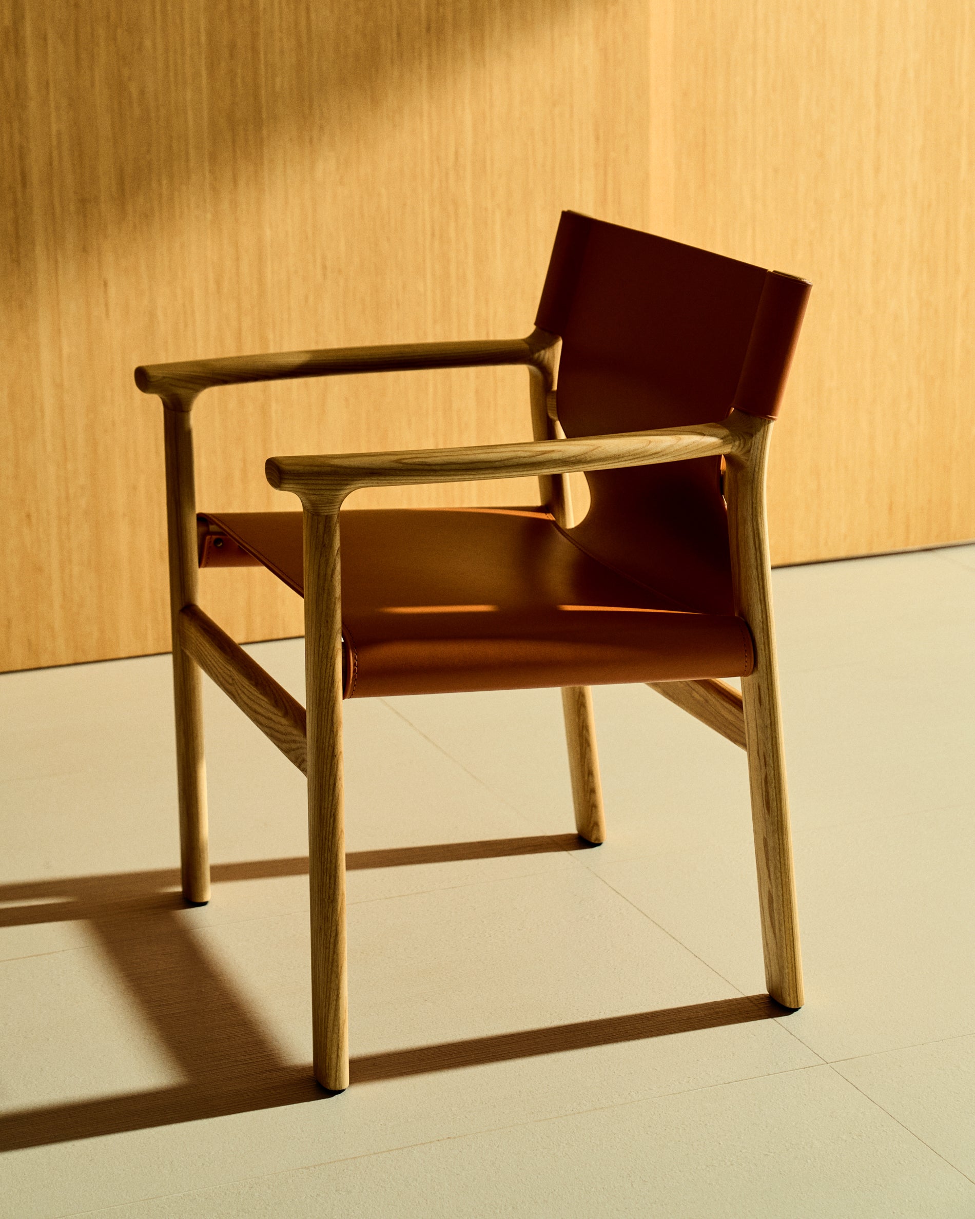Jan chair made of light brown recycled leather fibres and FSC 100% solid ash wood with natural tone finish - Lifestyle