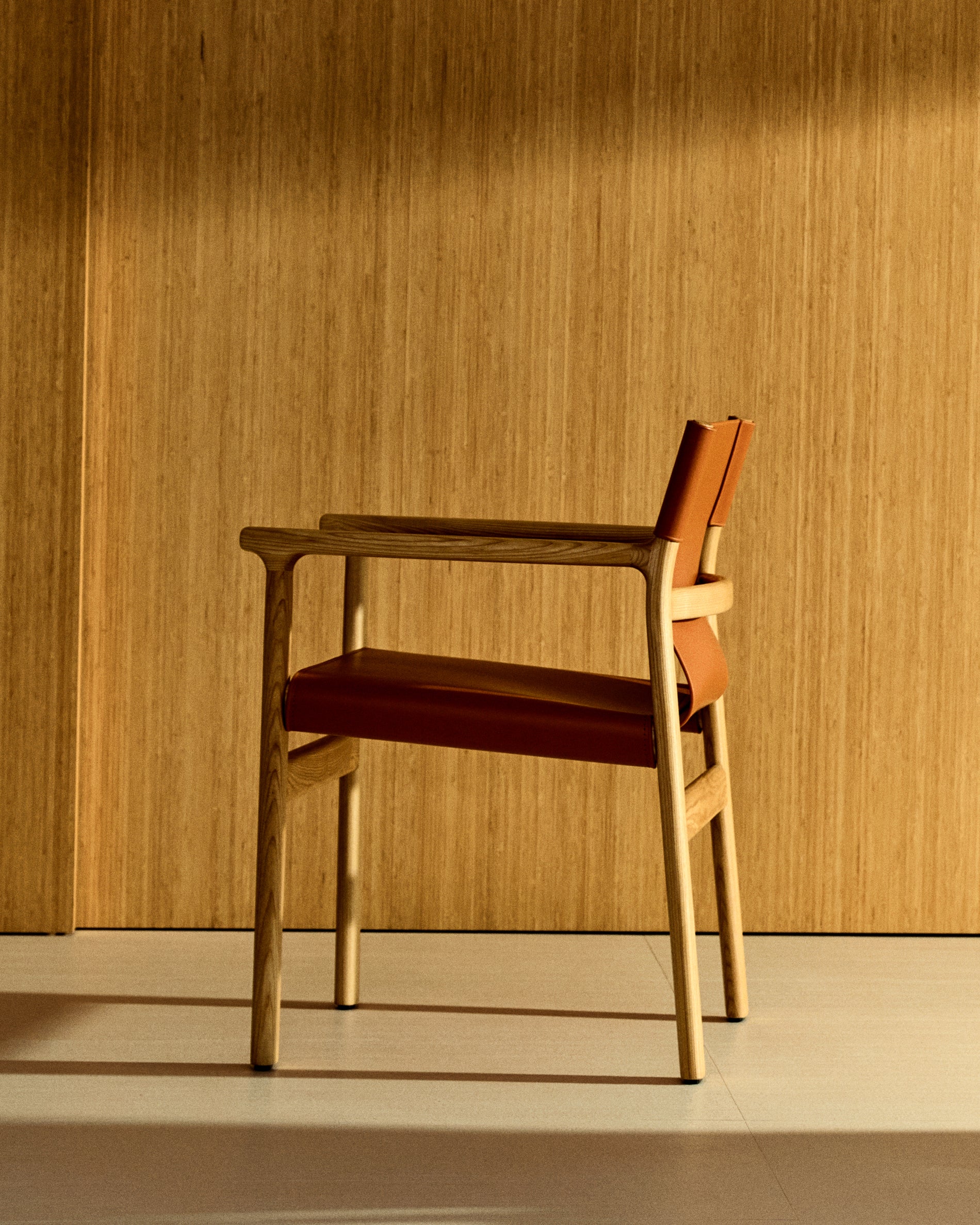 Jan chair made of light brown recycled leather fibres and FSC 100% solid ash wood with natural tone finish - Lifestyle