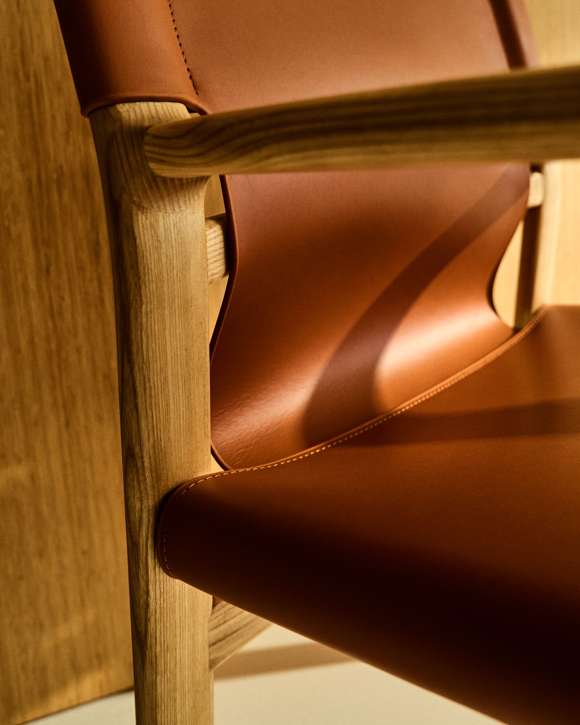 Jan chair made of light brown recycled leather fibres and FSC 100% solid ash wood with natural tone finish - Lifestyle