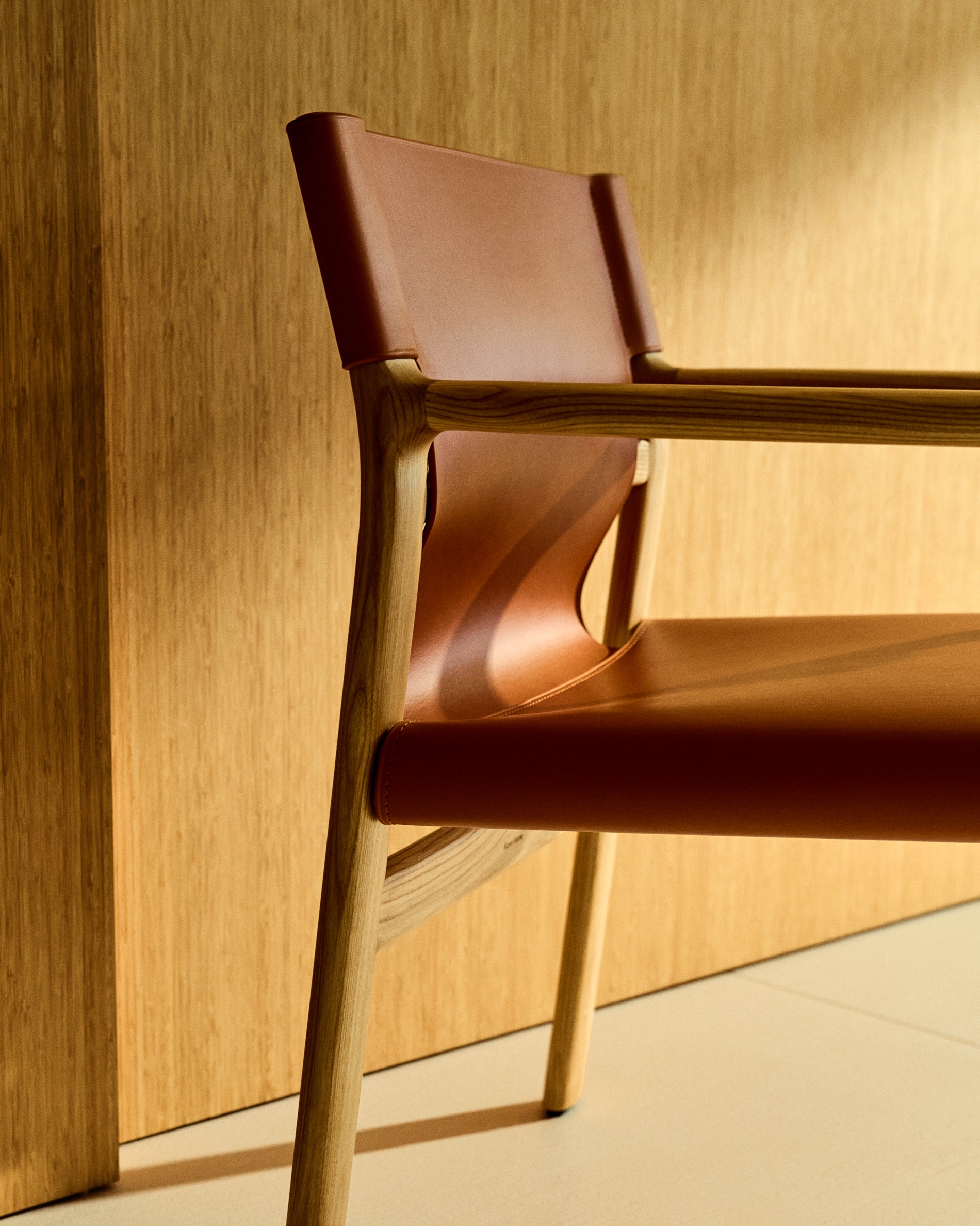 Jan chair made of light brown recycled leather fibres and FSC 100% solid ash wood with natural tone finish - Lifestyle