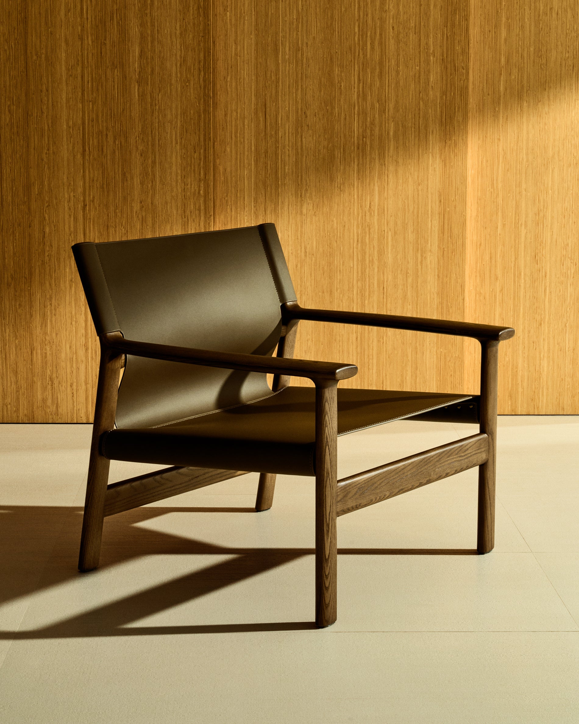 Jan armchair made of dark brown recycled leather fibres and FSC 100% solid ash wood with walnut-coloured finish - Lifestyle