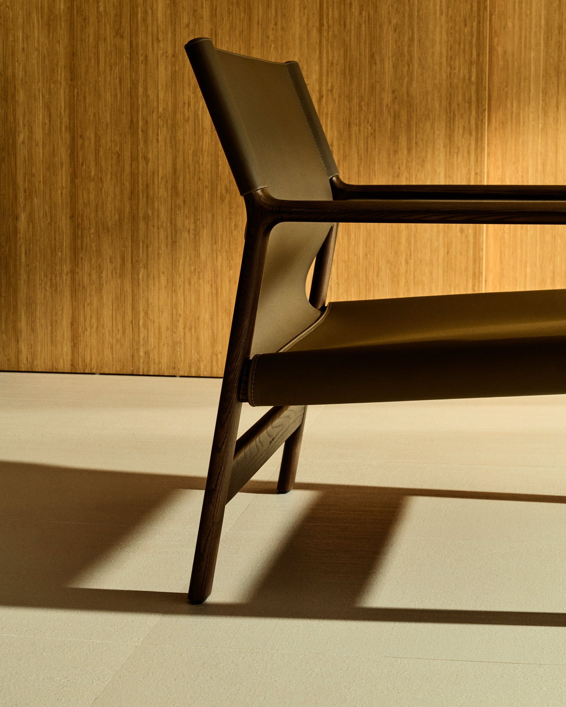 Jan armchair made of dark brown recycled leather fibres and FSC 100% solid ash wood with walnut-coloured finish - Lifestyle