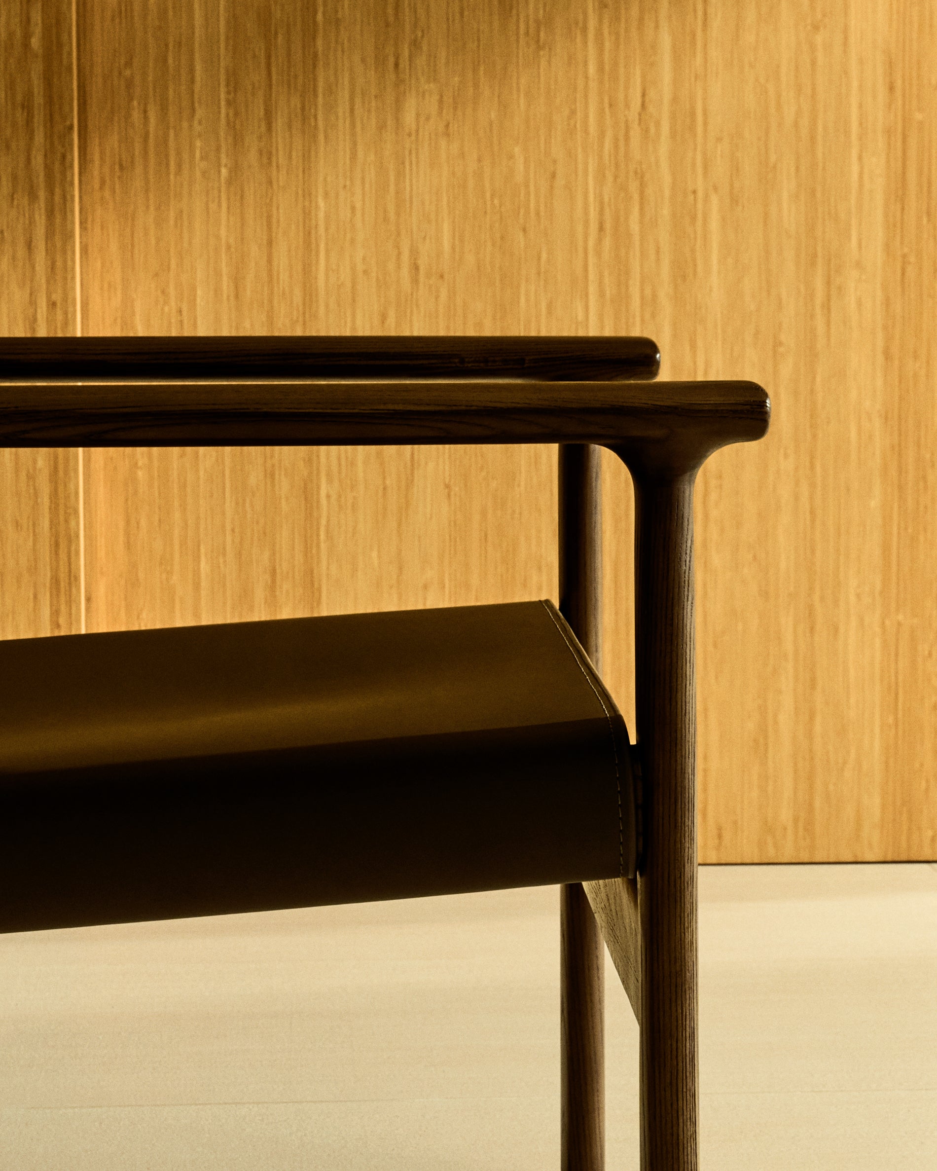 Jan armchair made of dark brown recycled leather fibres and FSC 100% solid ash wood with walnut-coloured finish - Lifestyle