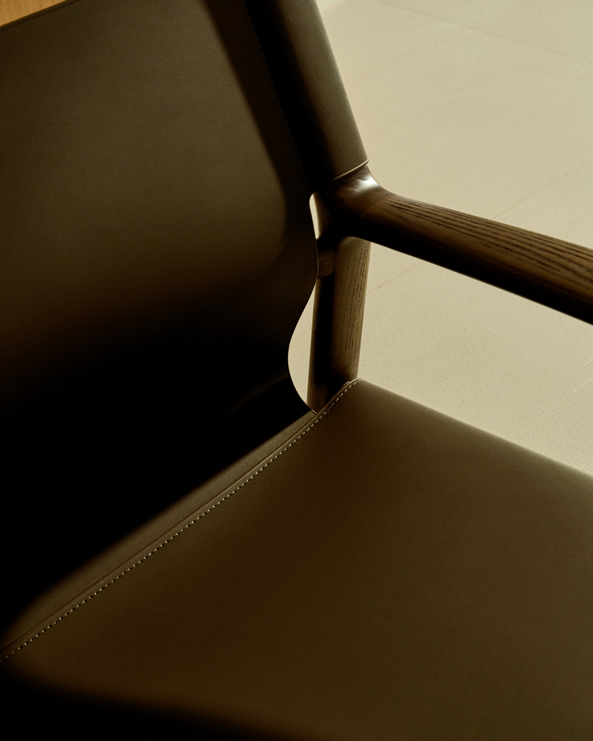 Jan armchair made of dark brown recycled leather fibres and FSC 100% solid ash wood with walnut-coloured finish - Lifestyle