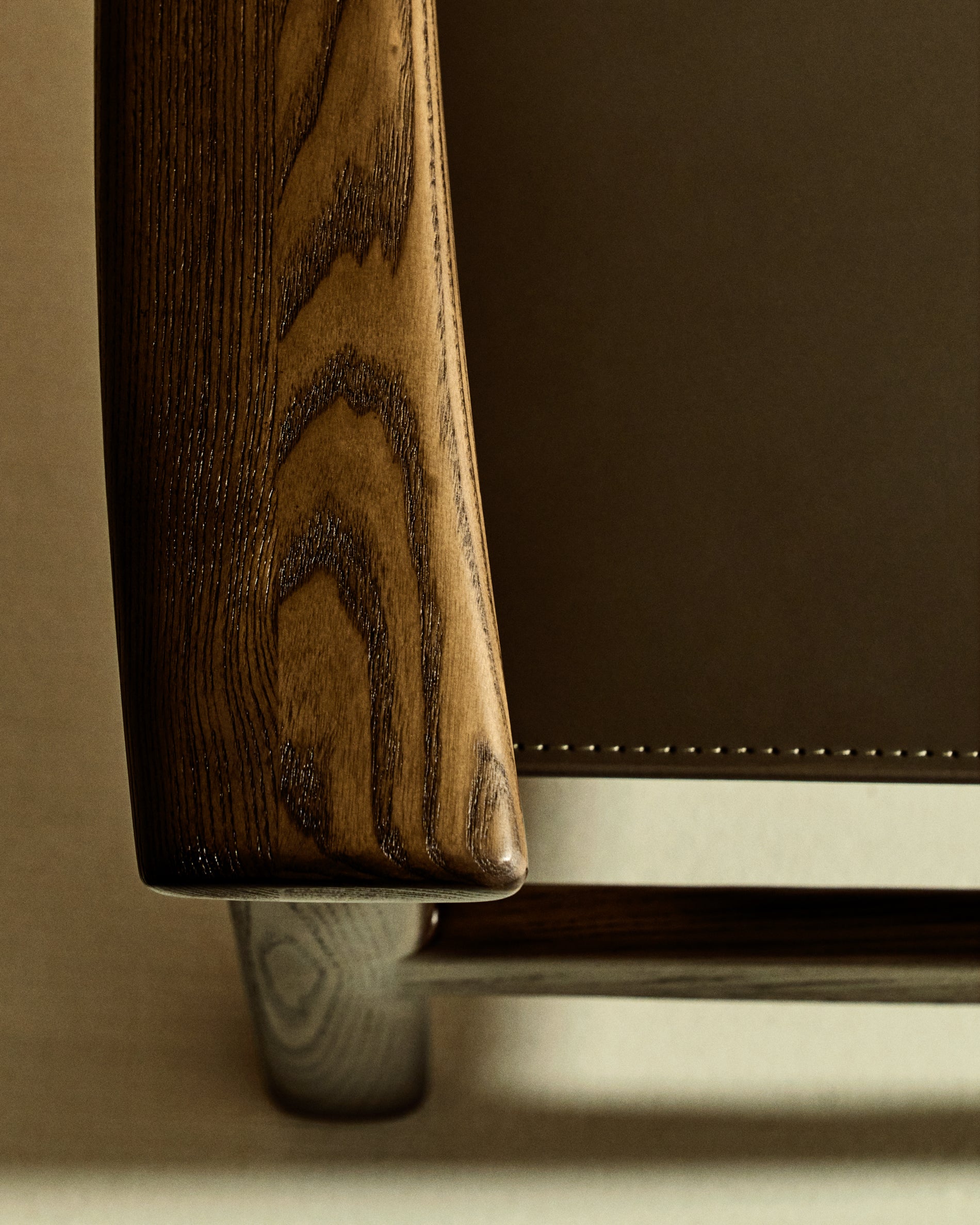 Jan chair made of dark brown recycled leather fibres and FSC 100% solid ash wood with walnut-coloured finish - Lifestyle