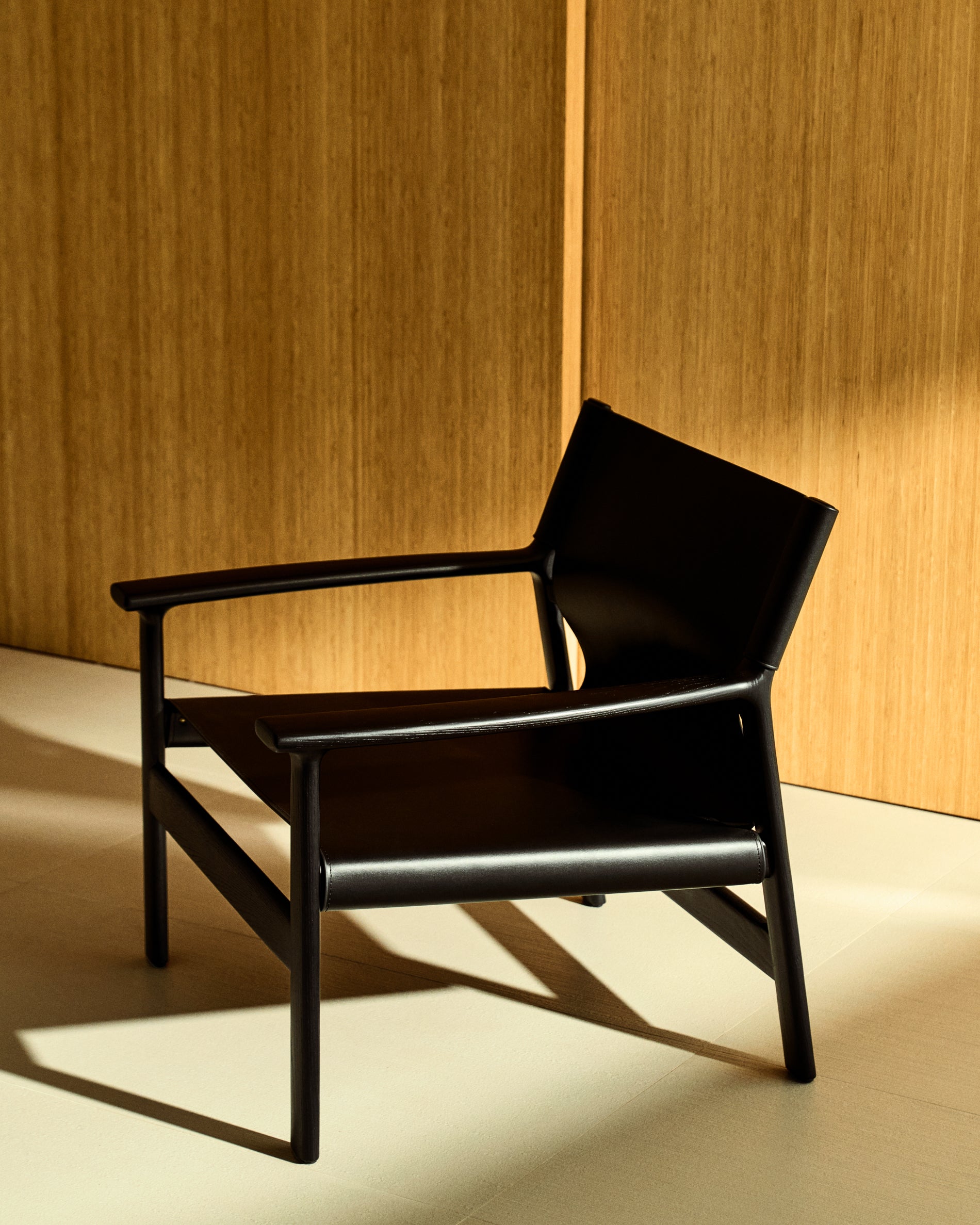 Jan armchair made of black recycled leather fibres and FSC 100% solid ash wood with black finish - Lifestyle