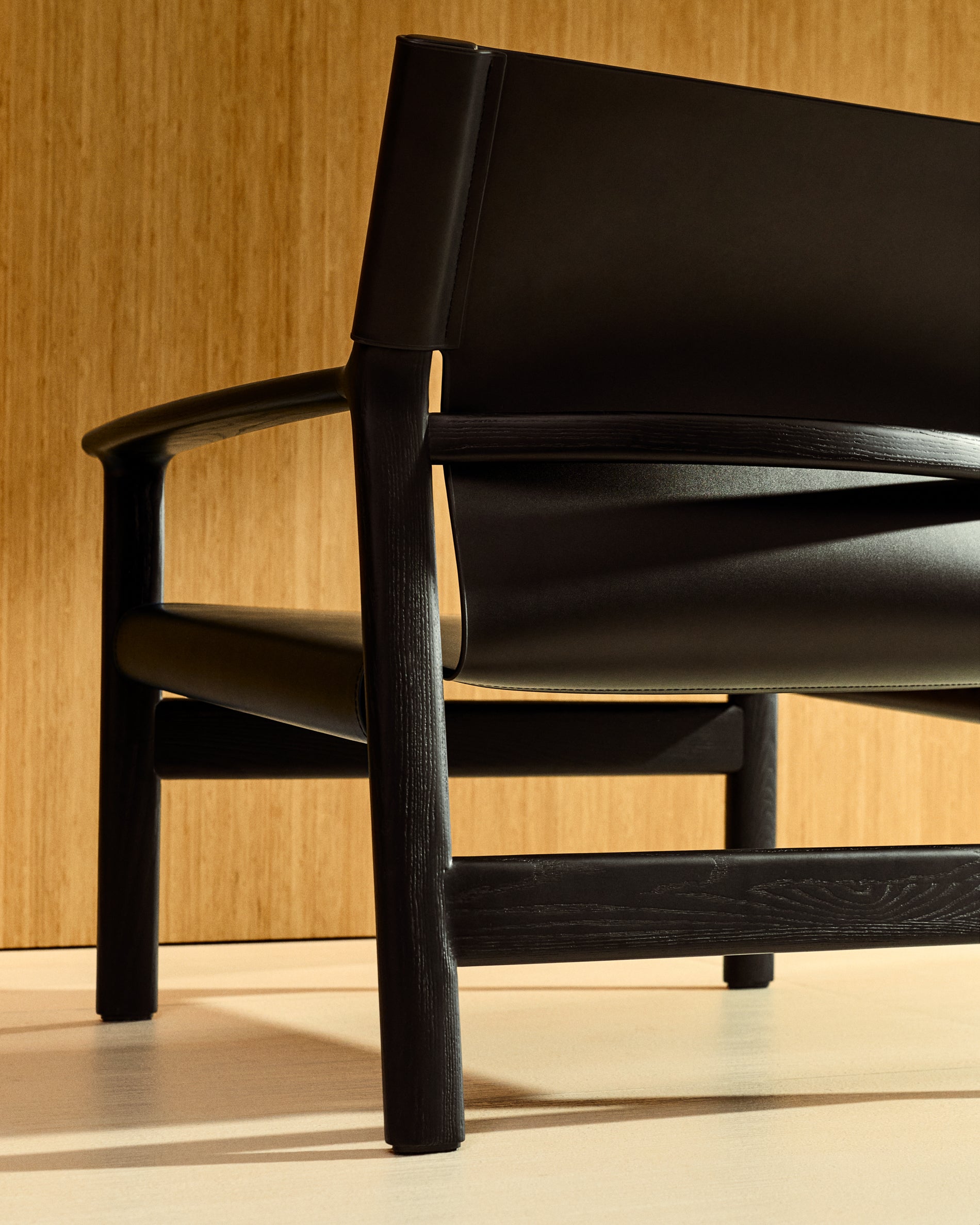 Jan armchair made of black recycled leather fibres and FSC 100% solid ash wood with black finish - Lifestyle