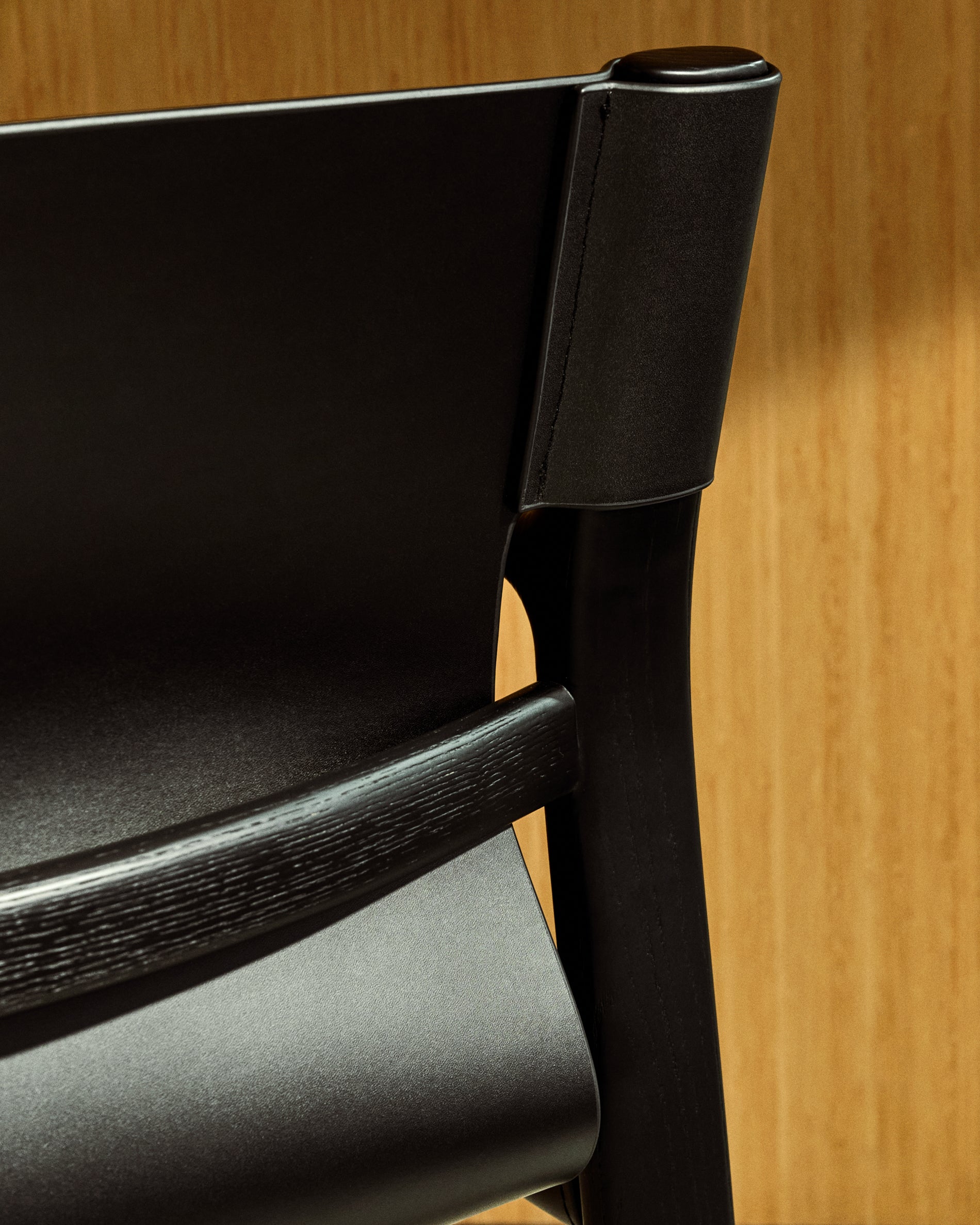 Jan chair made of black recycled leather fibres and FSC 100% solid ash wood with black finish - Lifestyle