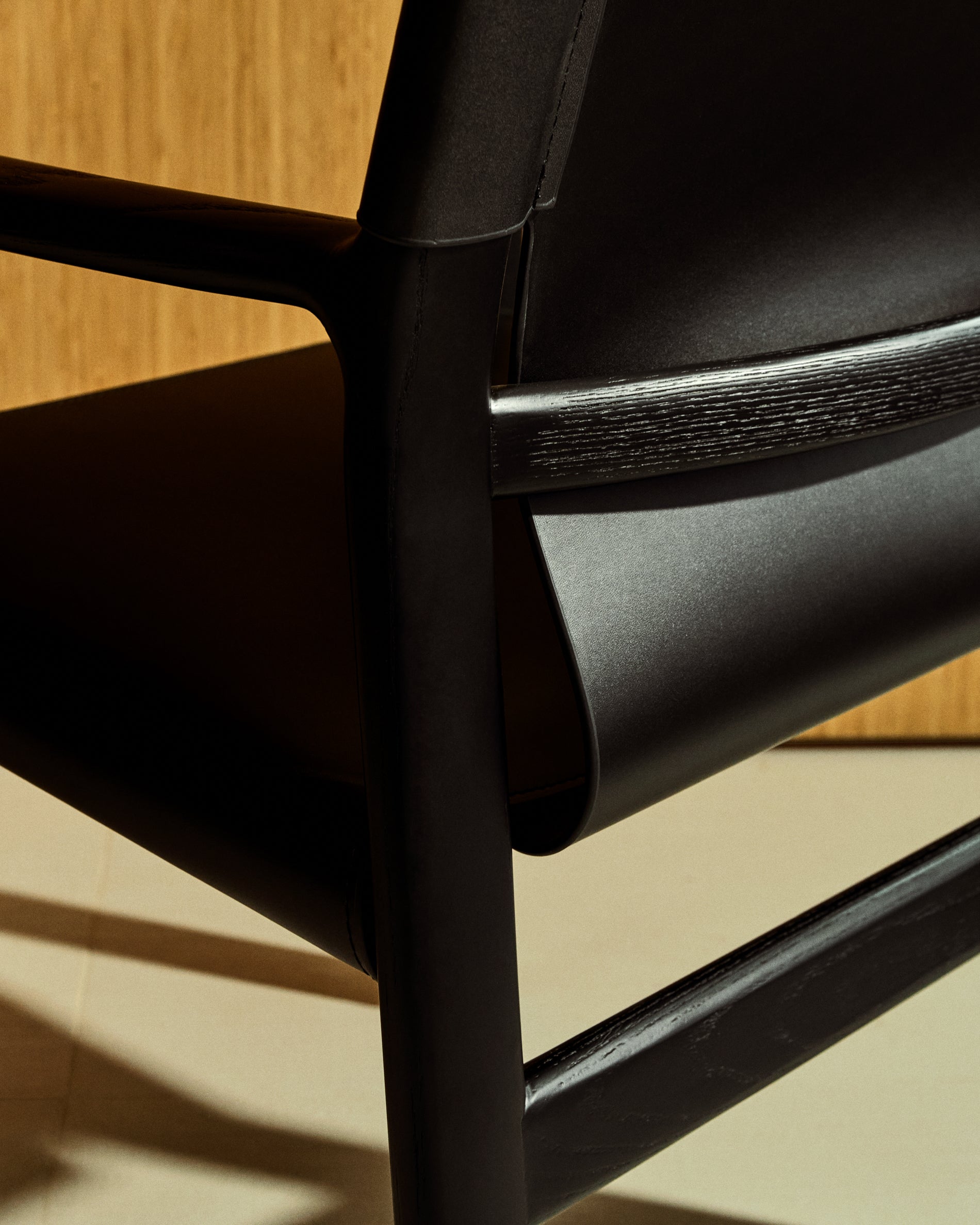 Jan chair made of black recycled leather fibres and FSC 100% solid ash wood with black finish - Lifestyle
