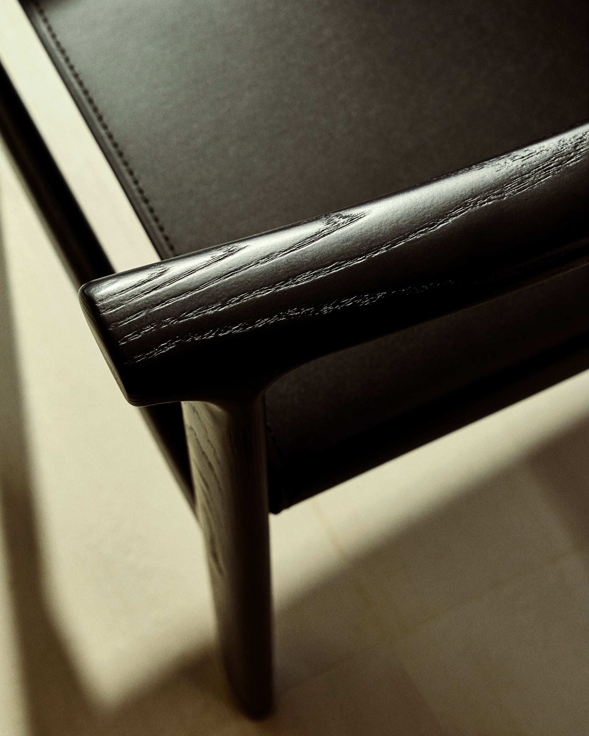 Jan chair made of black recycled leather fibres and FSC 100% solid ash wood with black finish - Lifestyle