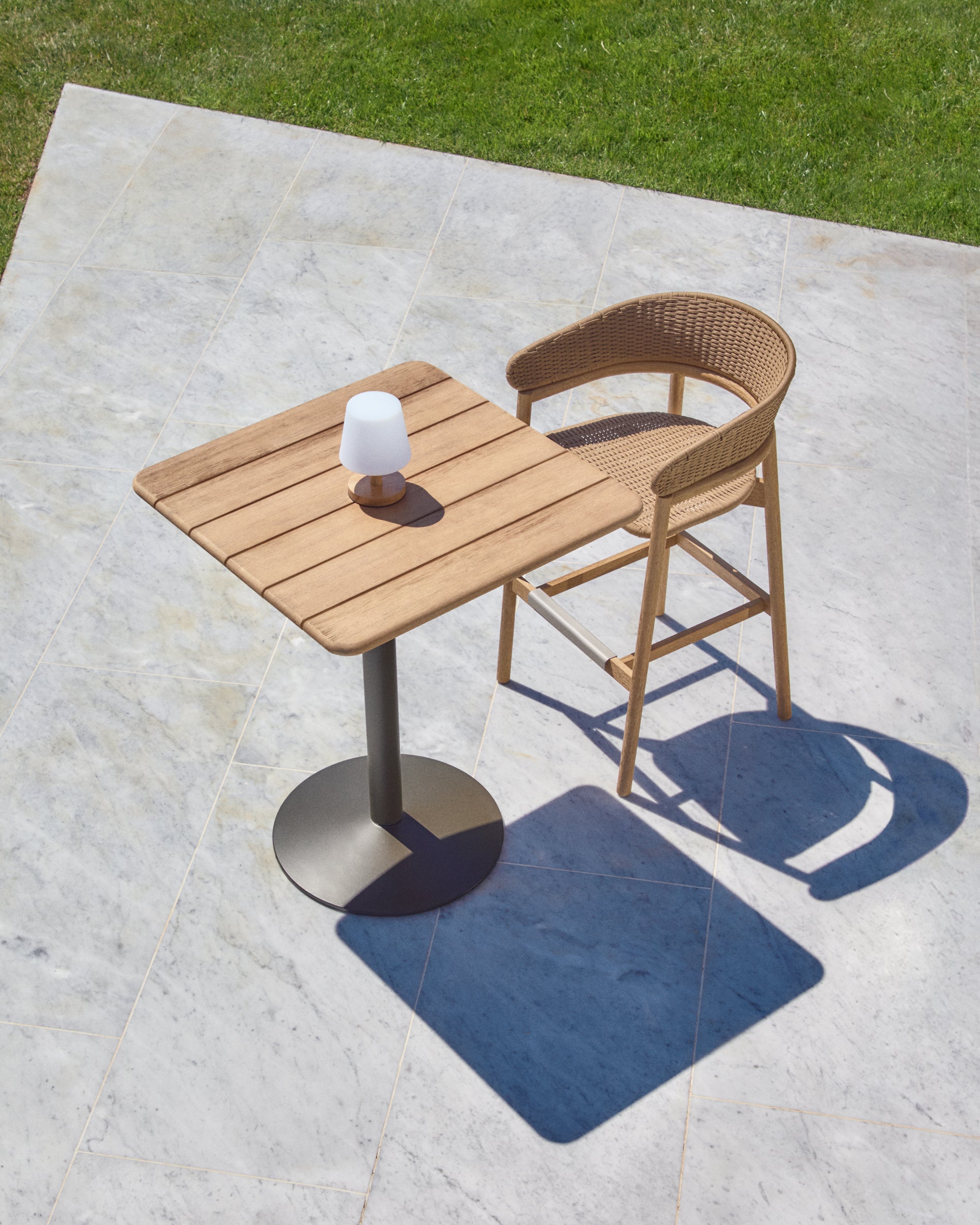 Esilda outdoor tall table with FSC 100% acacia top 80x80cm and green steel base Ø55x96cm - Lifestyle