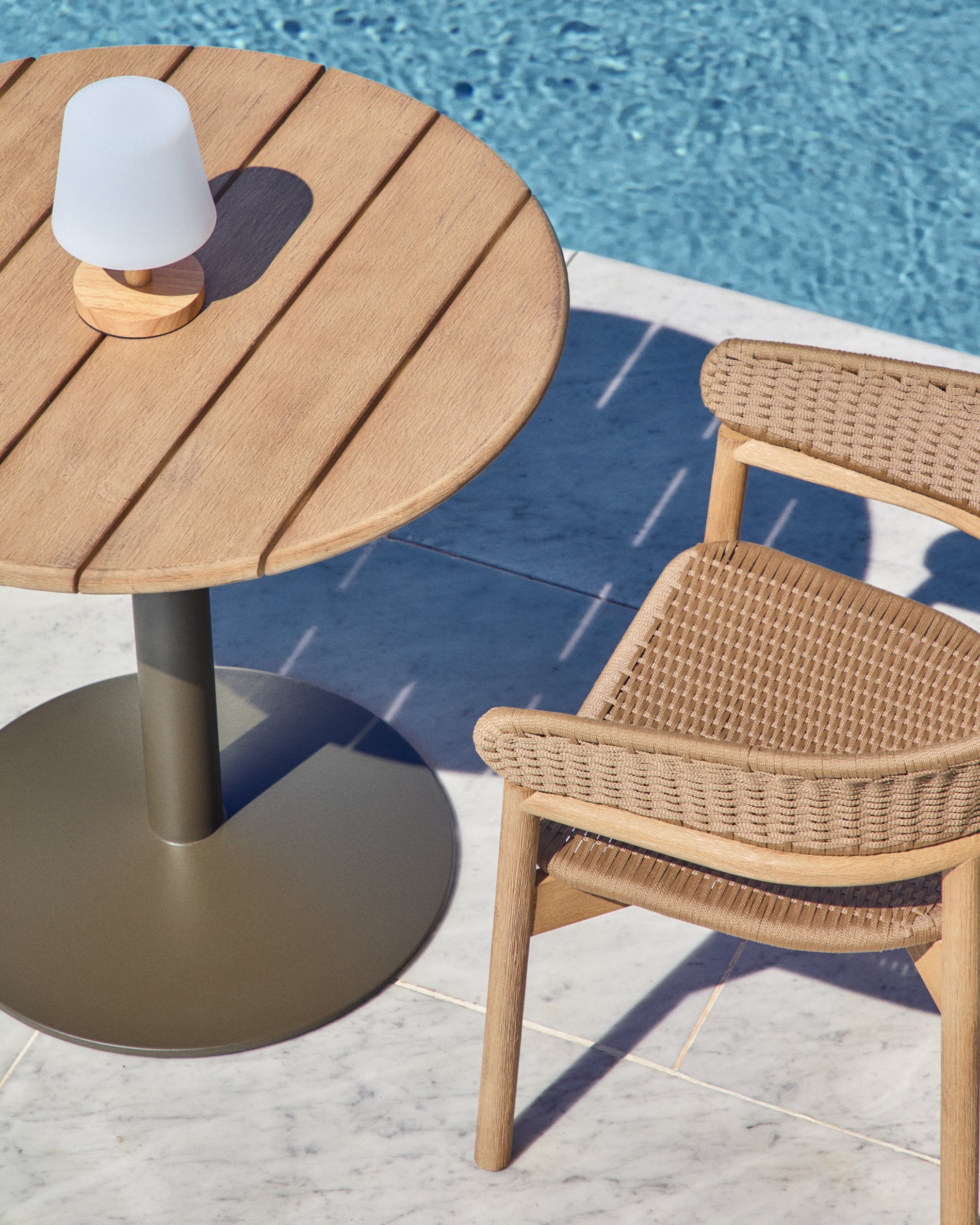 Esilda outdoor round table with FSC 100% acacia top Ø80cm and green steel base Ø55x72cm - Lifestyle