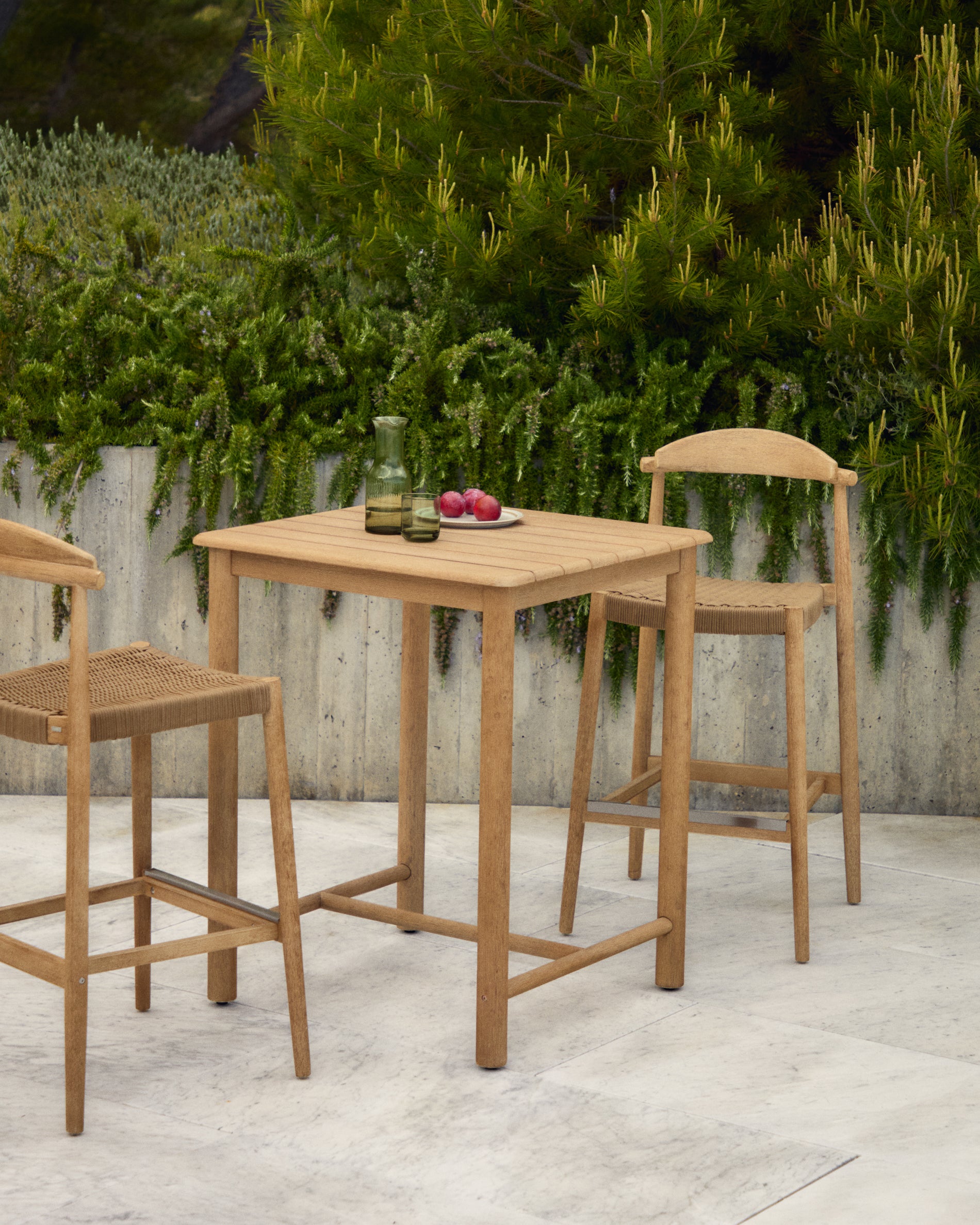 Sori table in FSC 100% solid acacia wood 78 x 78cm - Lifestyle