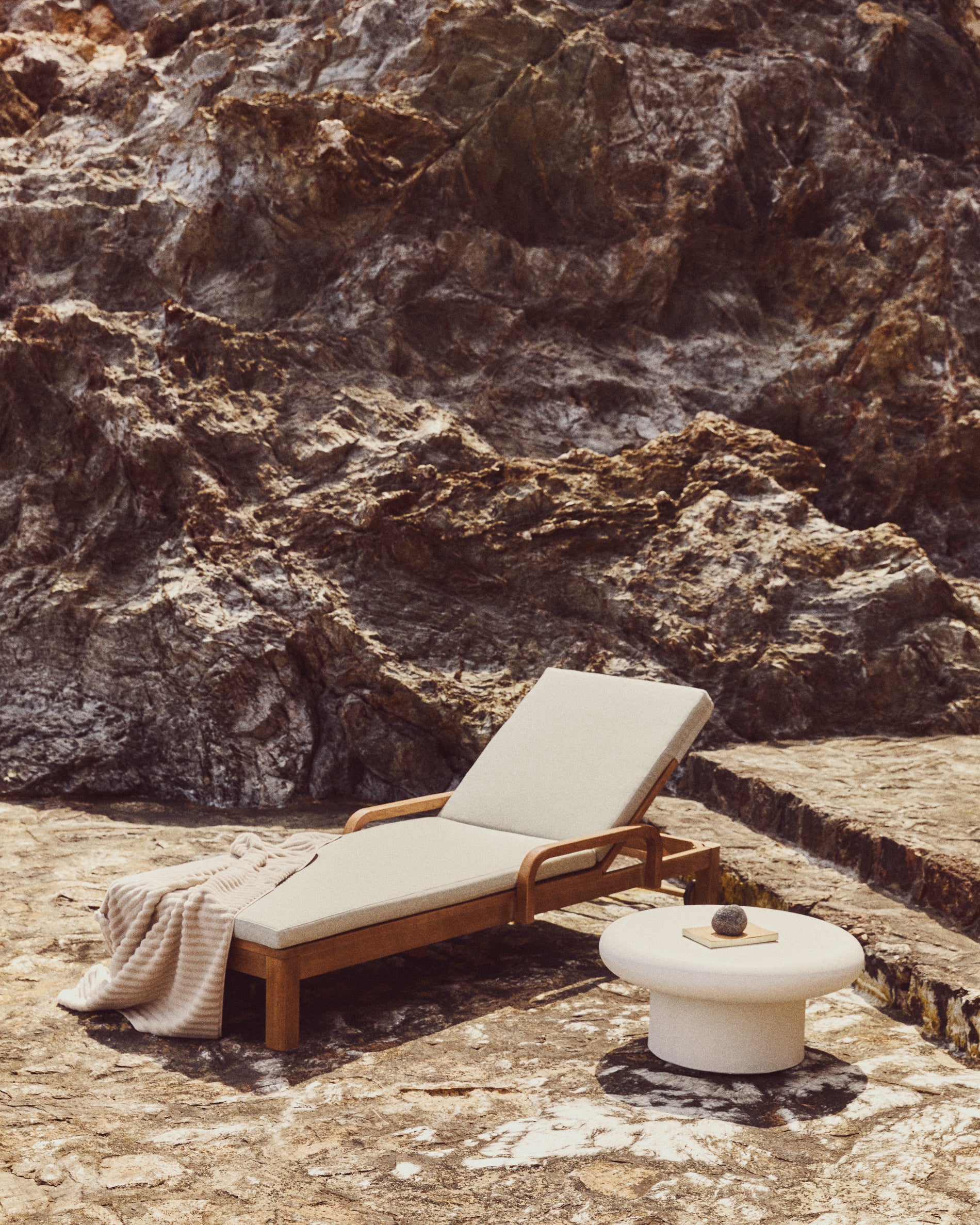 Sonsaura sun lounger made from solid eucalyptus wood FSC 100% - Lifestyle