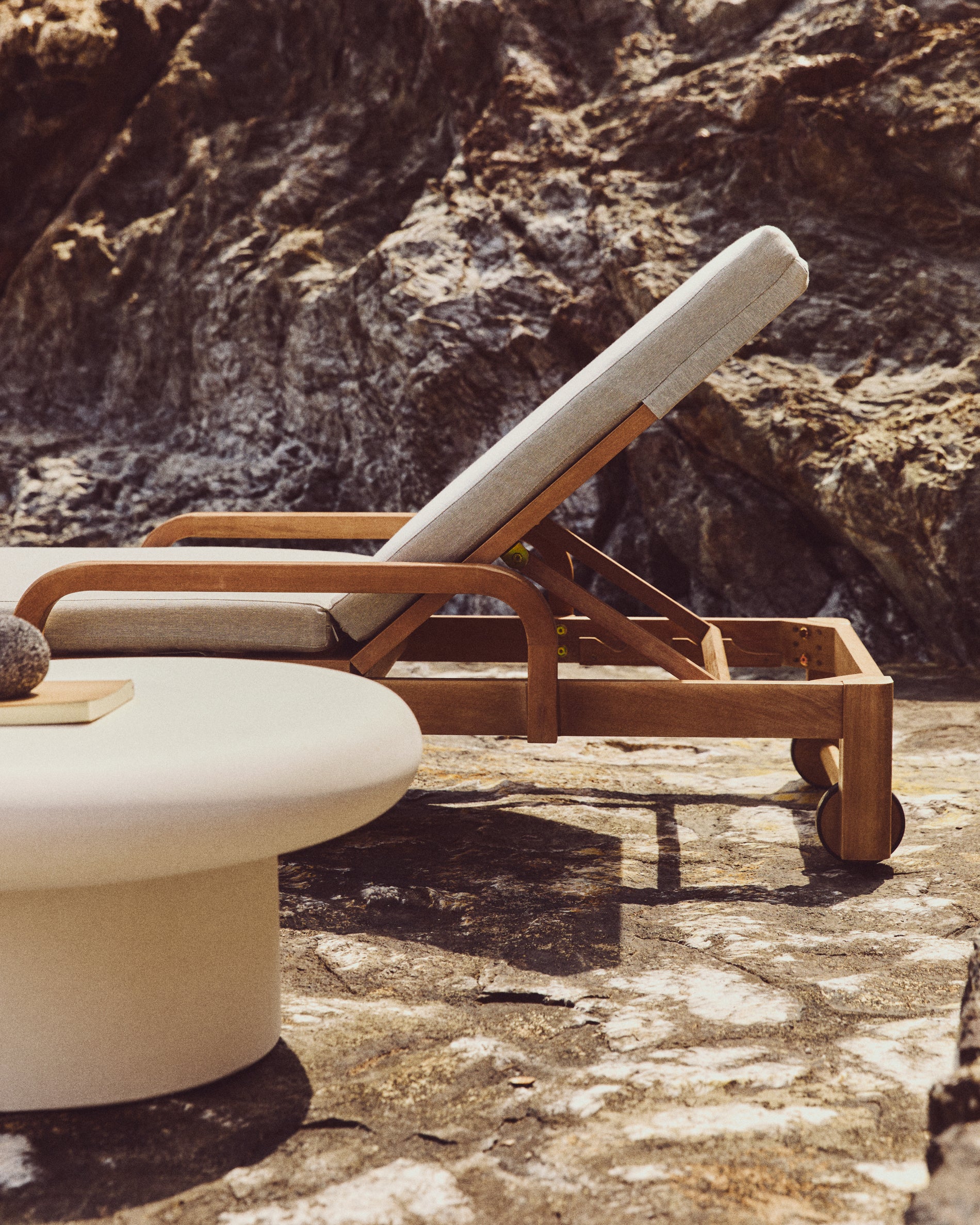 Sonsaura sun lounger made from solid eucalyptus wood FSC 100% - Lifestyle