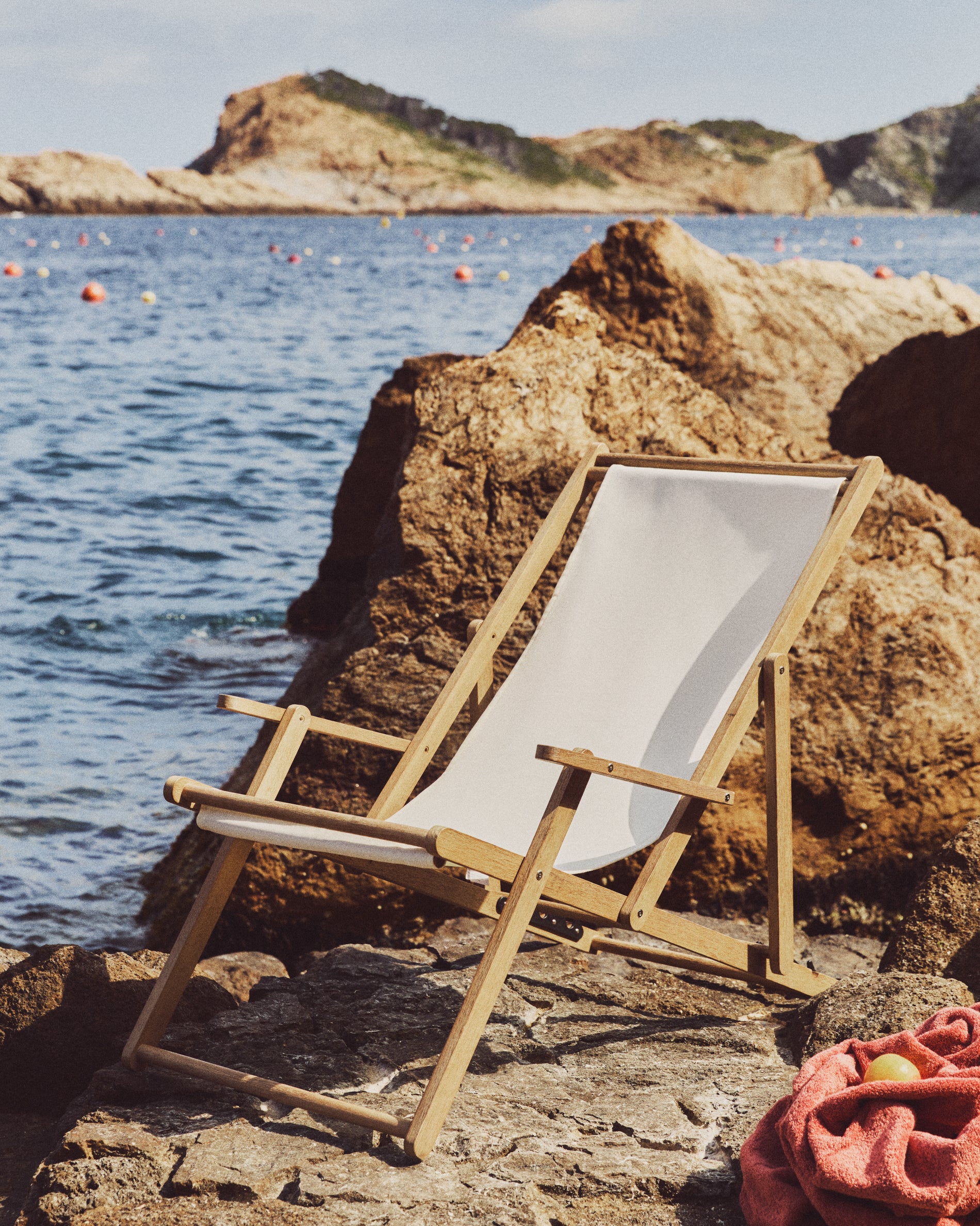 Vilara white outdoor folding deck chair made of FSC 100% solid acacia wood - Lifestyle