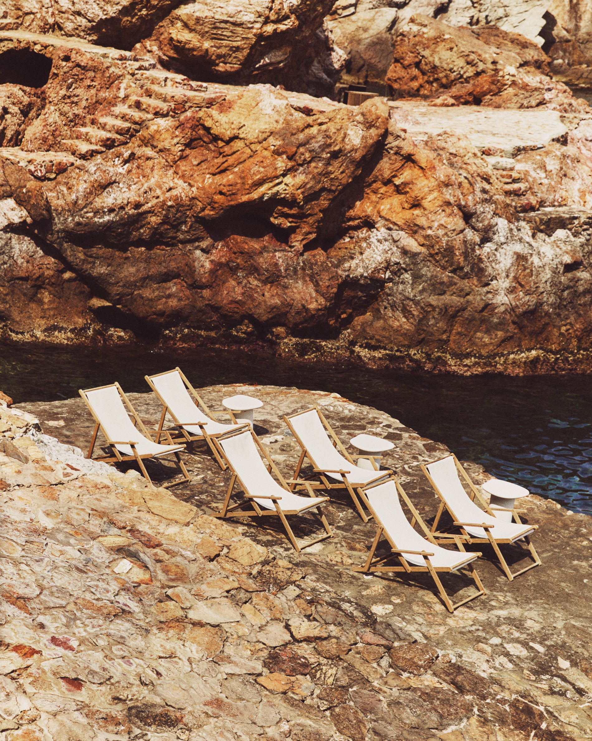 Vilara white outdoor folding deck chair made of FSC 100% solid acacia wood - Lifestyle