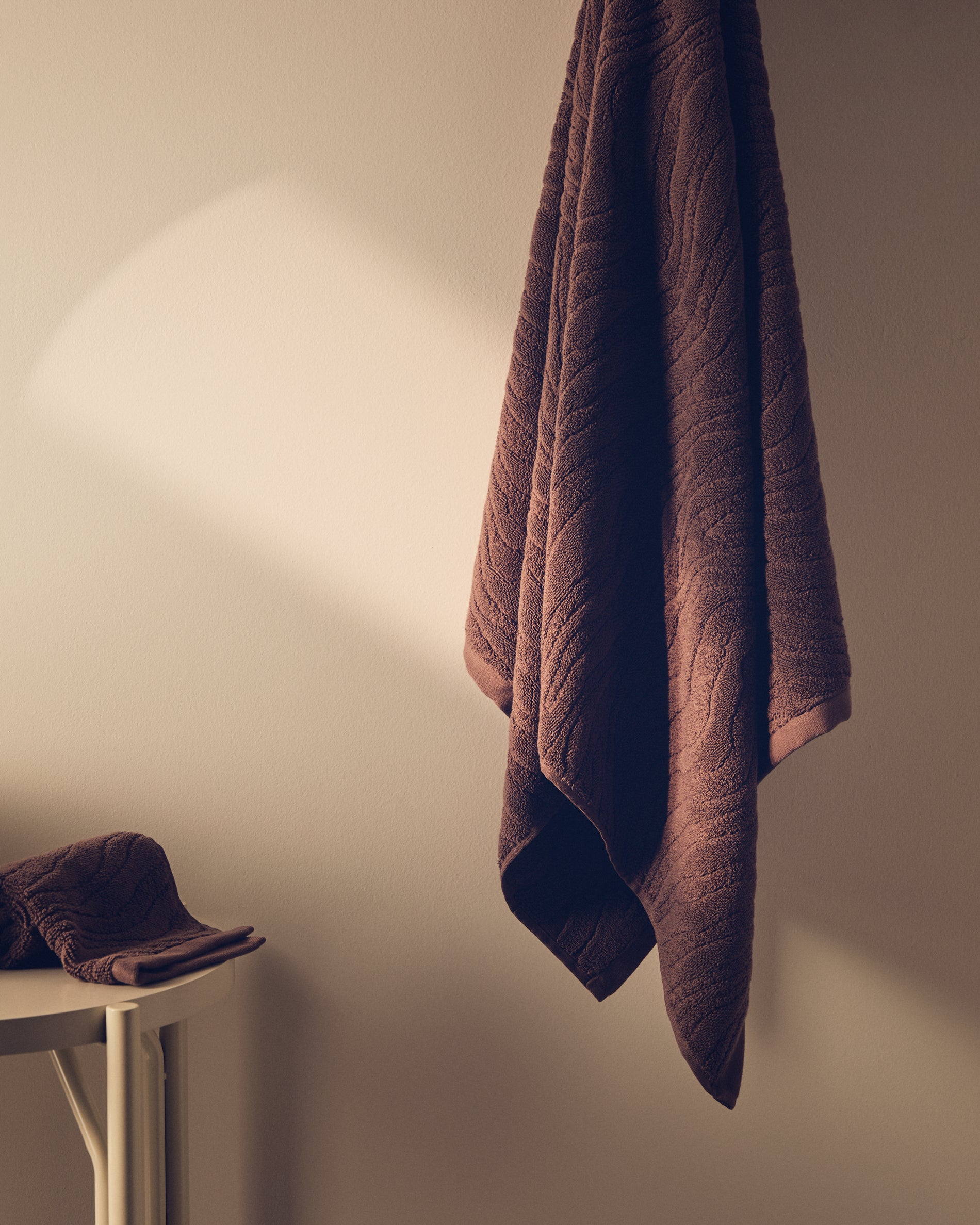 Dalira 100% cotton dark brown zebra jacquard bath towel 70 x 140cm - Lifestyle