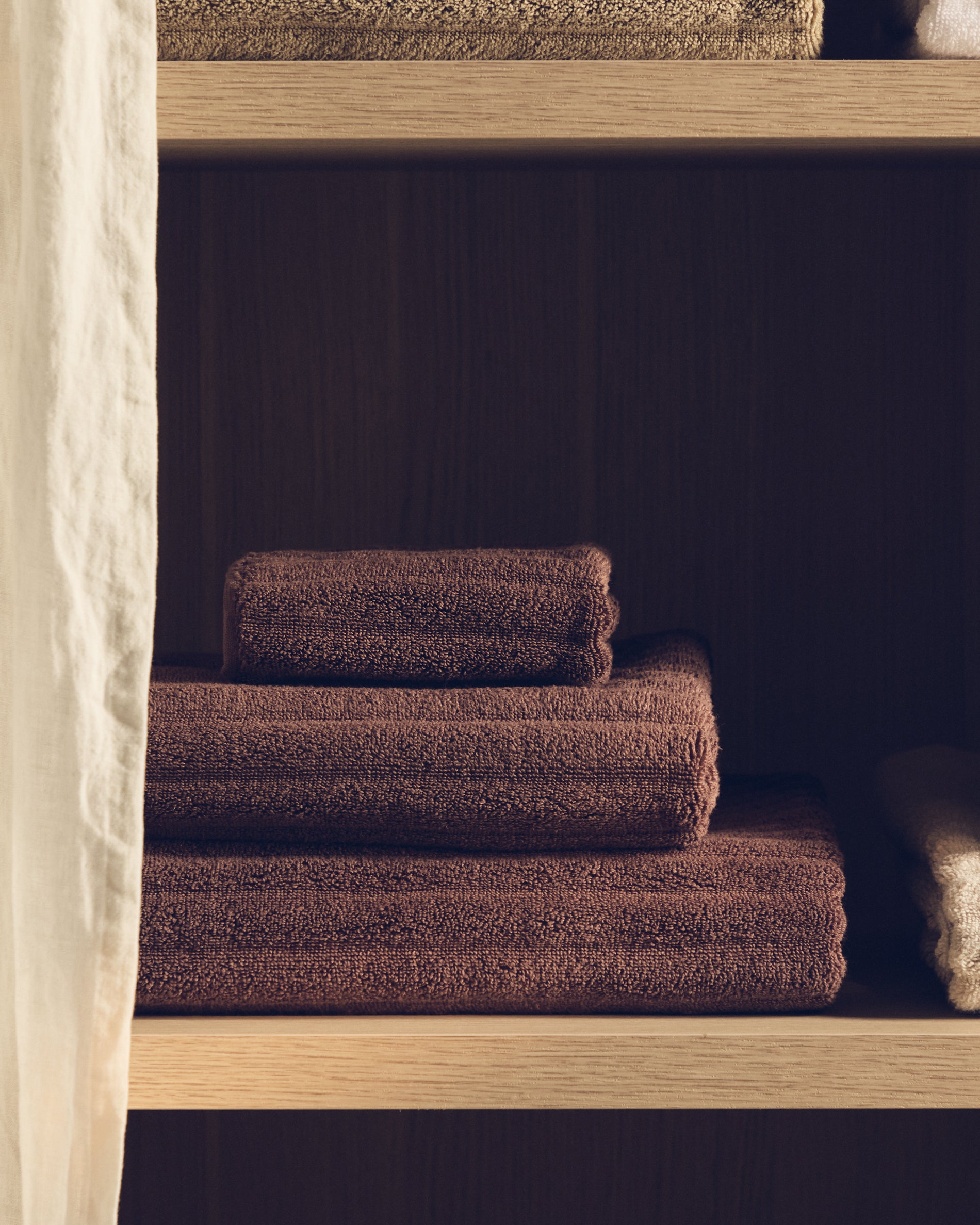 Navira 100% cotton dark brown hand towel 50 x 90cm - Lifestyle