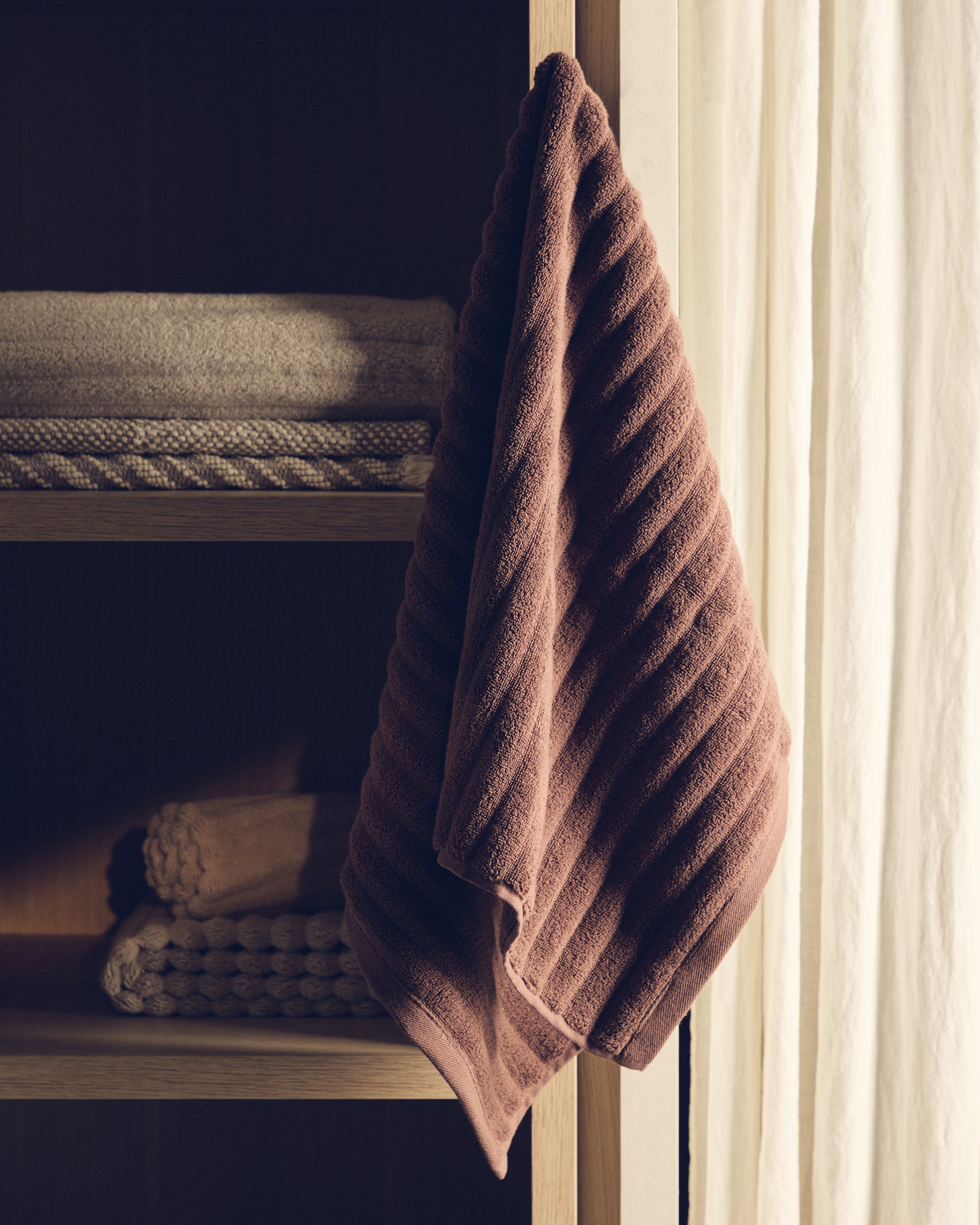 Navira 100% cotton dark brown bath towel 70 x 140cm - Lifestyle