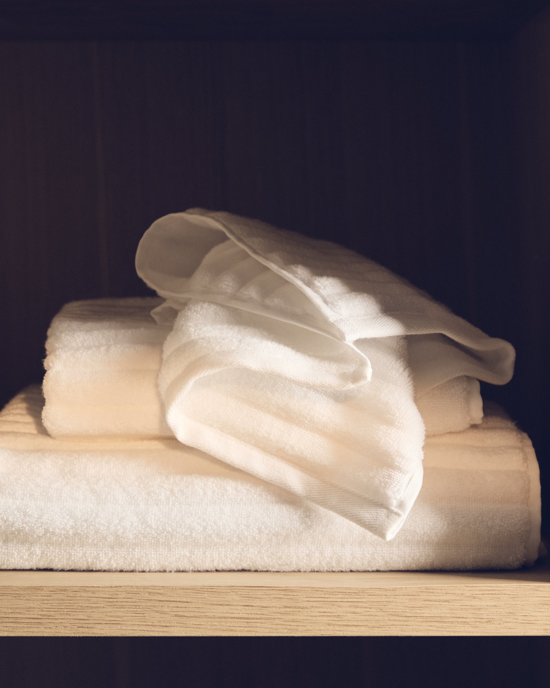 Navira 100% cotton white face towel 30 x 50cm - Lifestyle
