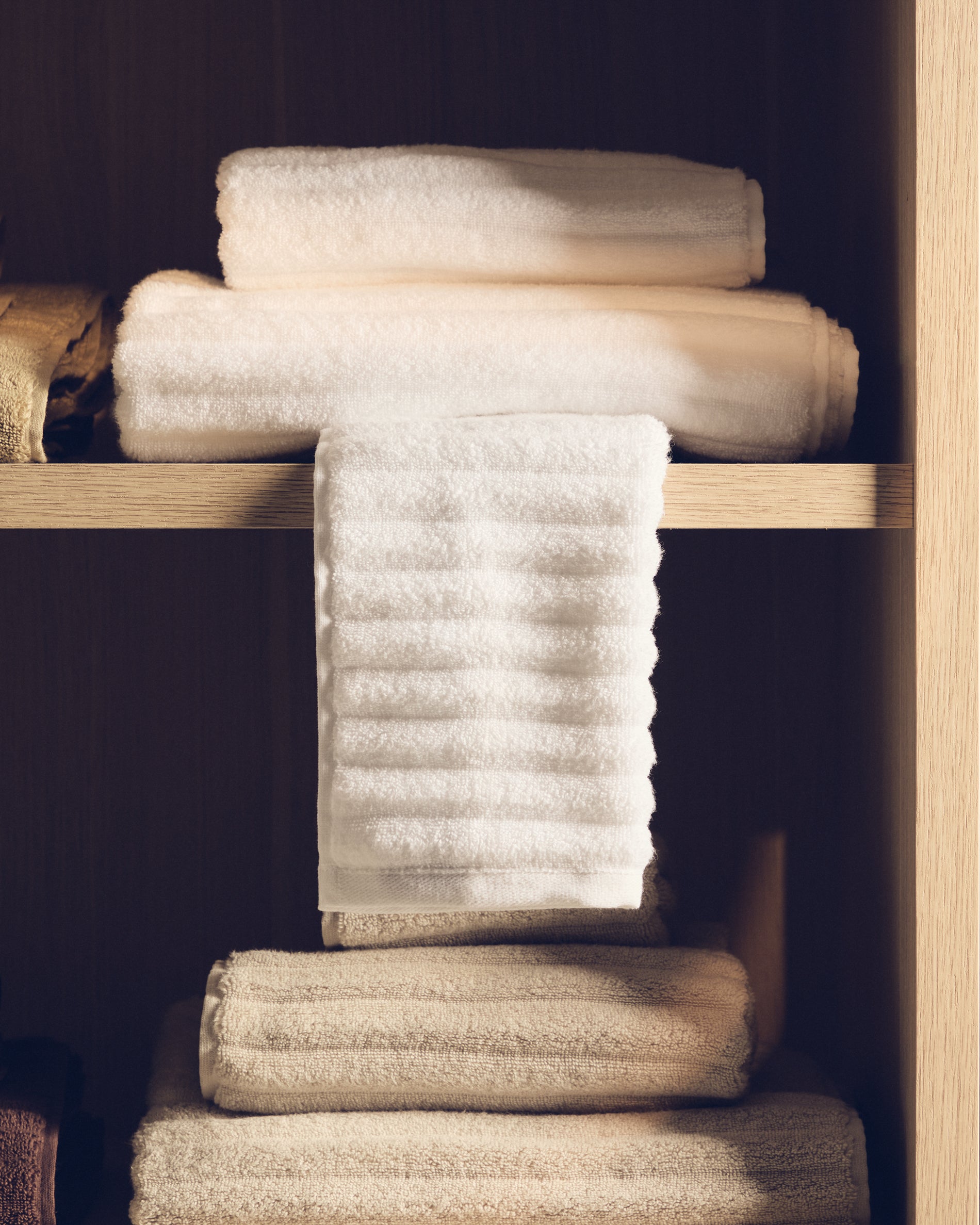 Navira 100% cotton white face towel 30 x 50cm - Lifestyle