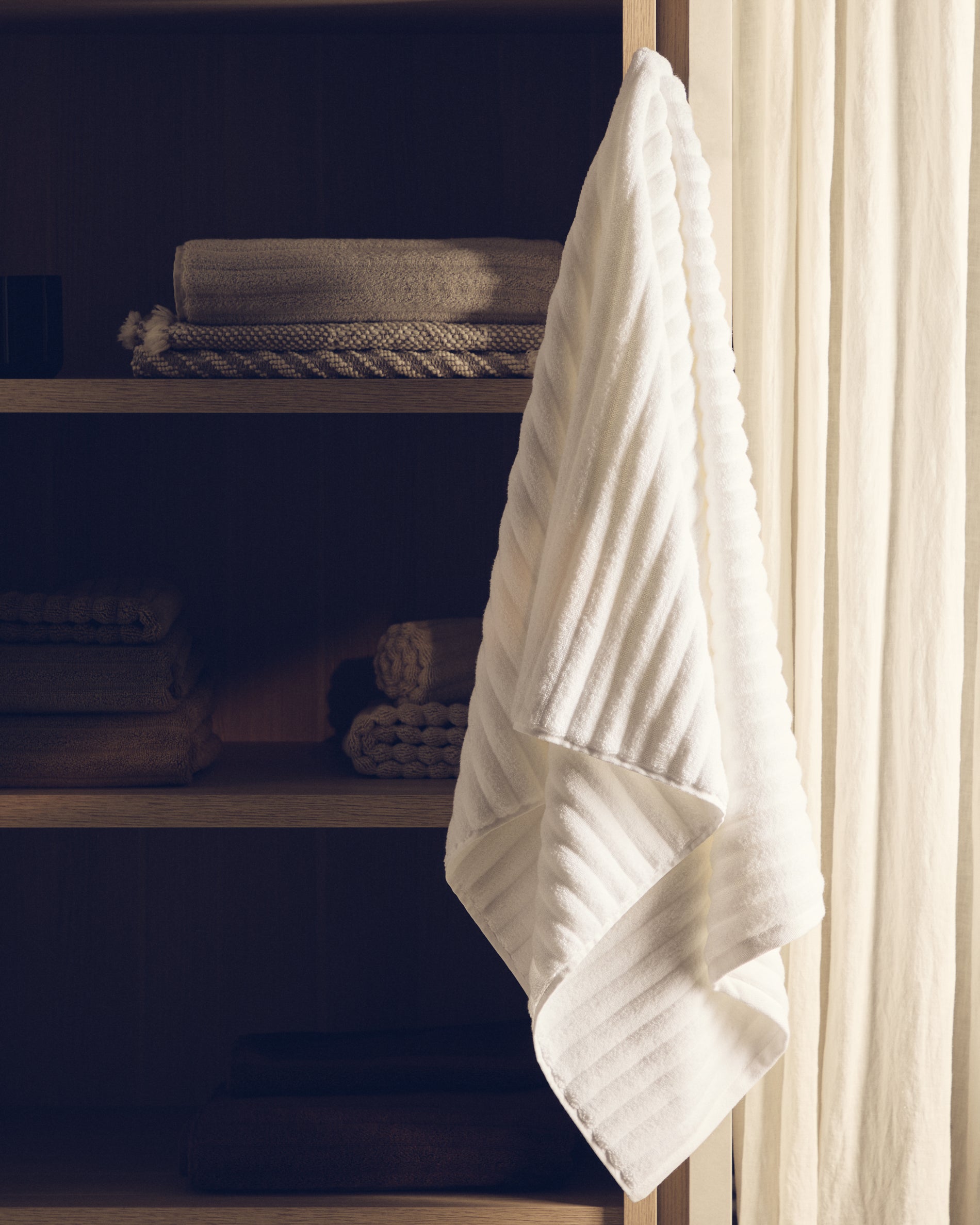 Navira 100% cotton white bath towel 70 x 140cm - Lifestyle