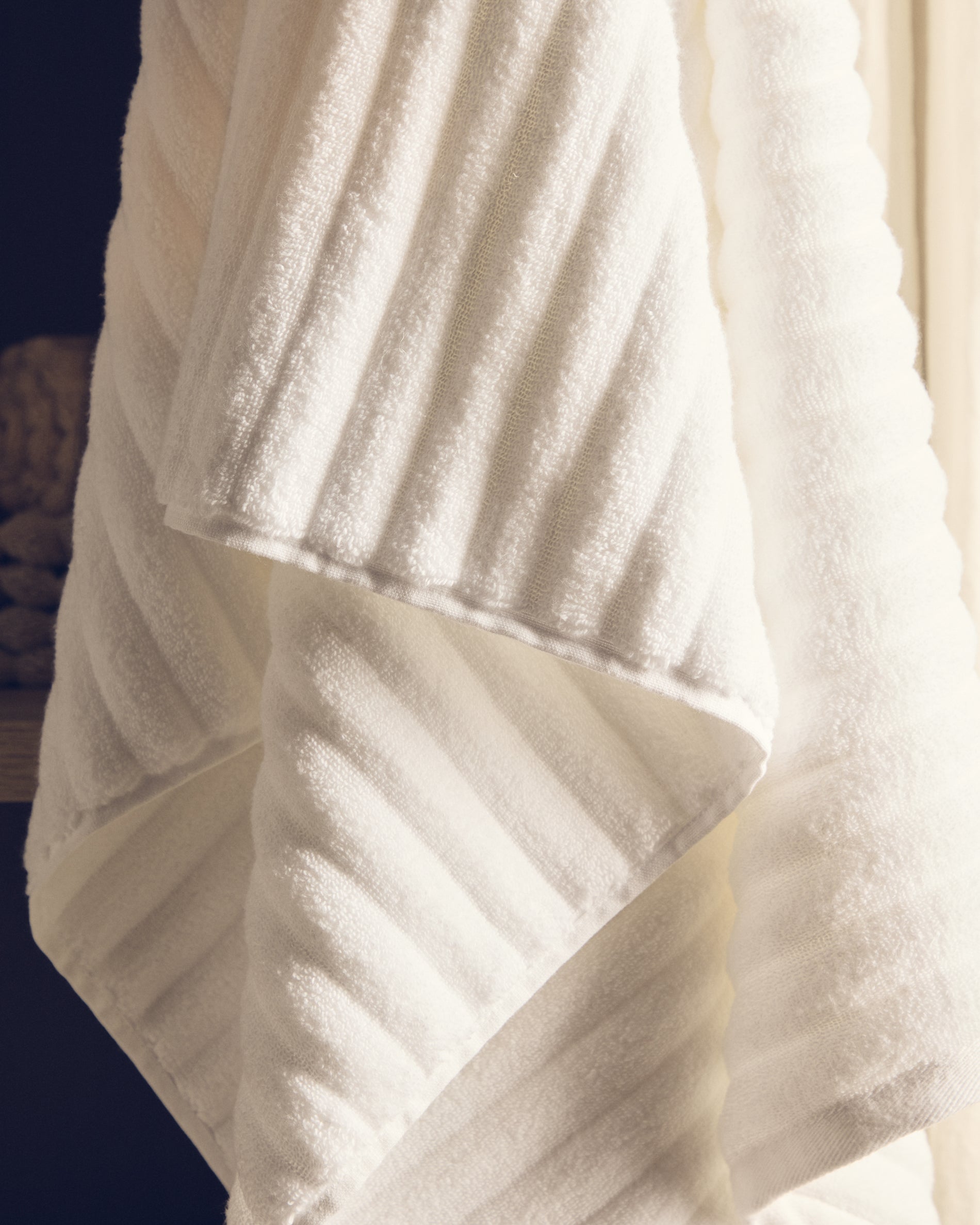 Navira 100% cotton white bath towel 70 x 140cm - Lifestyle