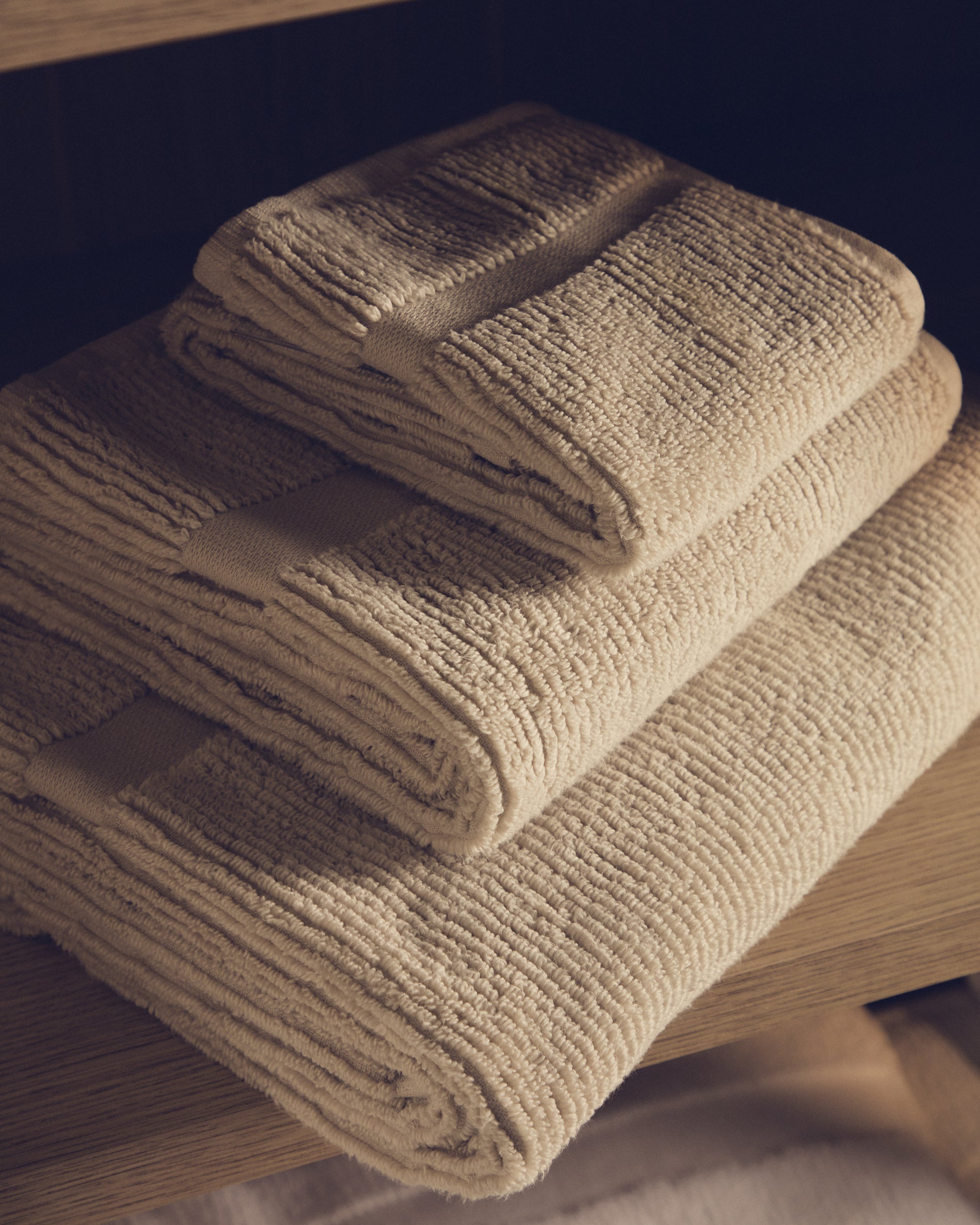 Olvira 100% cotton beige jacquard bath towel 70 x 140cm - Lifestyle