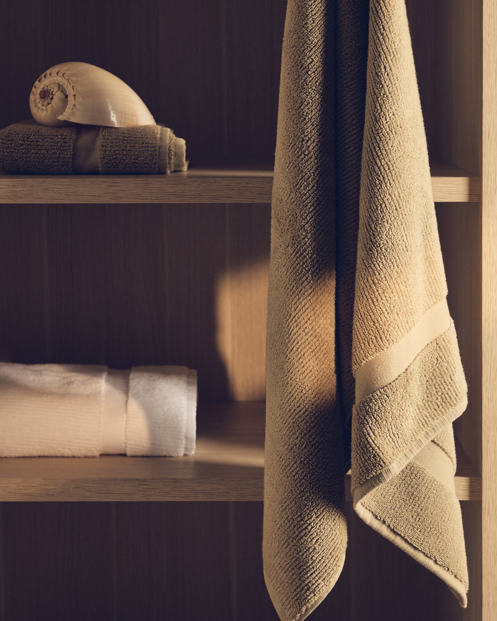 Olvira 100% cotton dark green jacquard border bath towel 70 x 140cm - Lifestyle