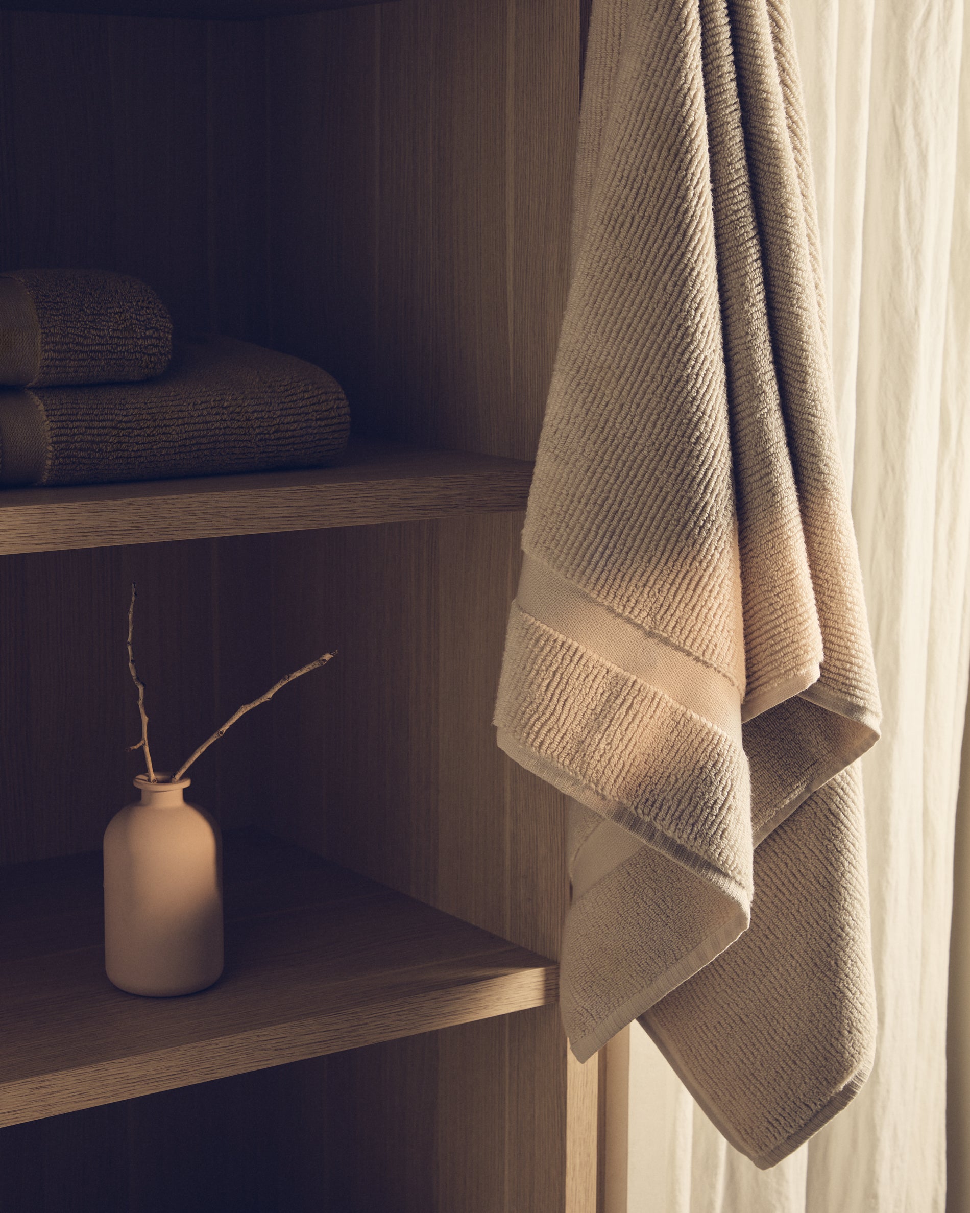 Olvira 100% cotton beige jacquard bath towel 70 x 140cm - Lifestyle