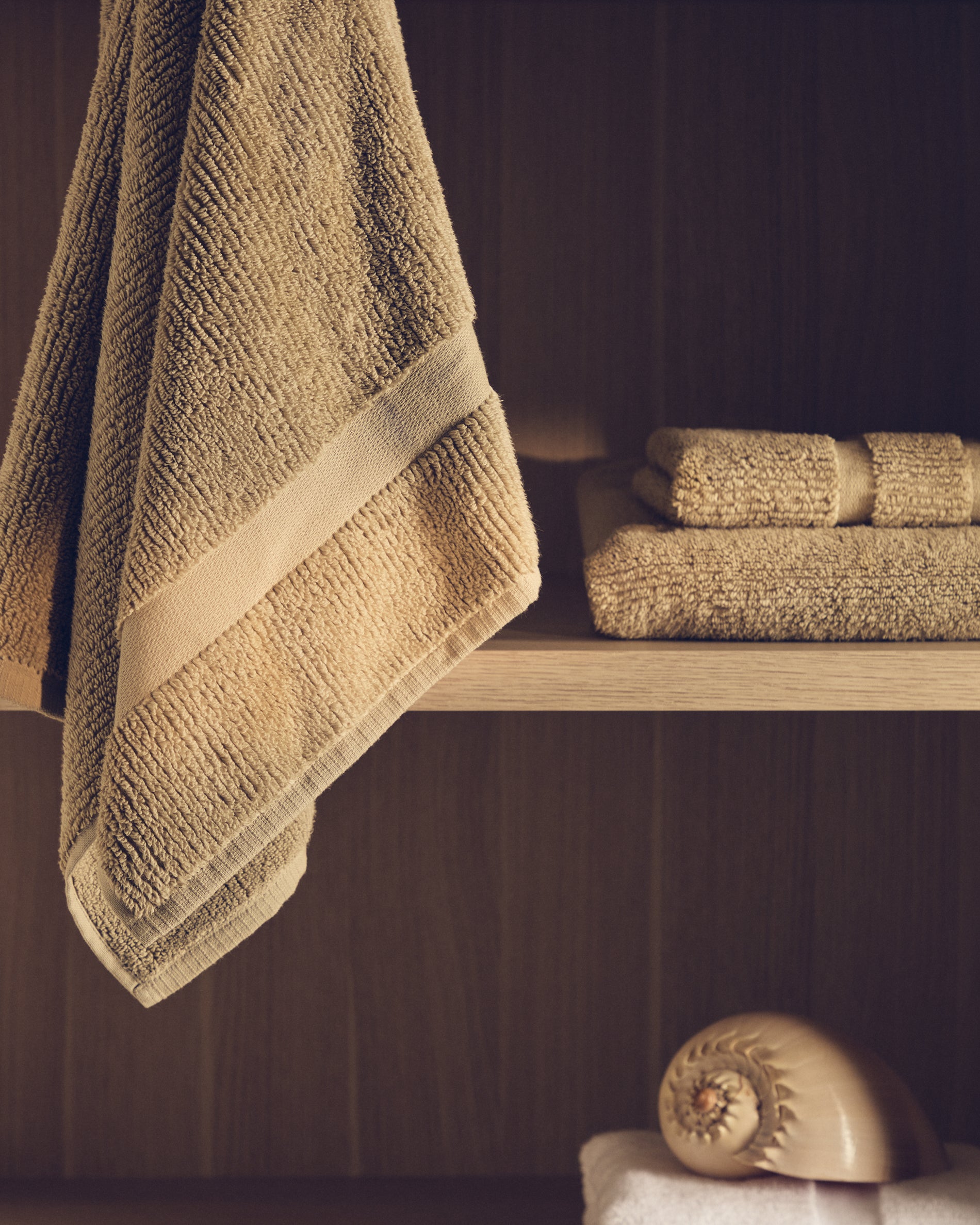 Olvira 100% cotton dark green jacquard hand towel 50 x 90cm - Lifestyle