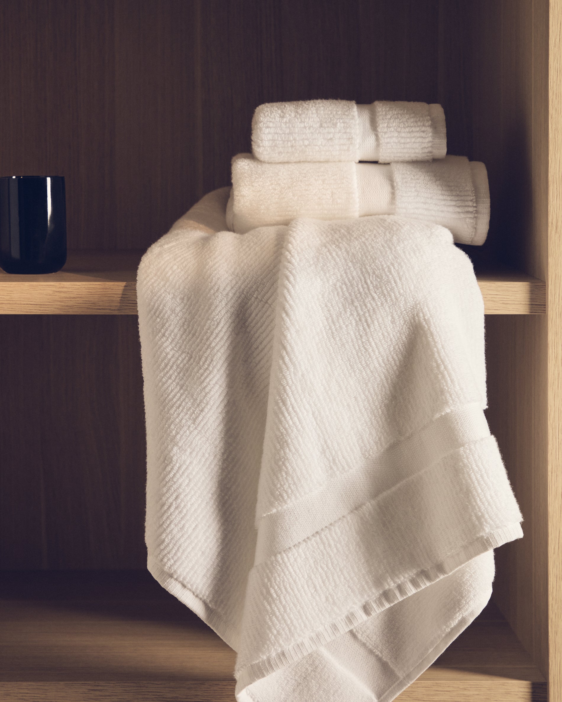 Olvira 100% cotton white jacquard hand towel 50 x 90cm - Lifestyle