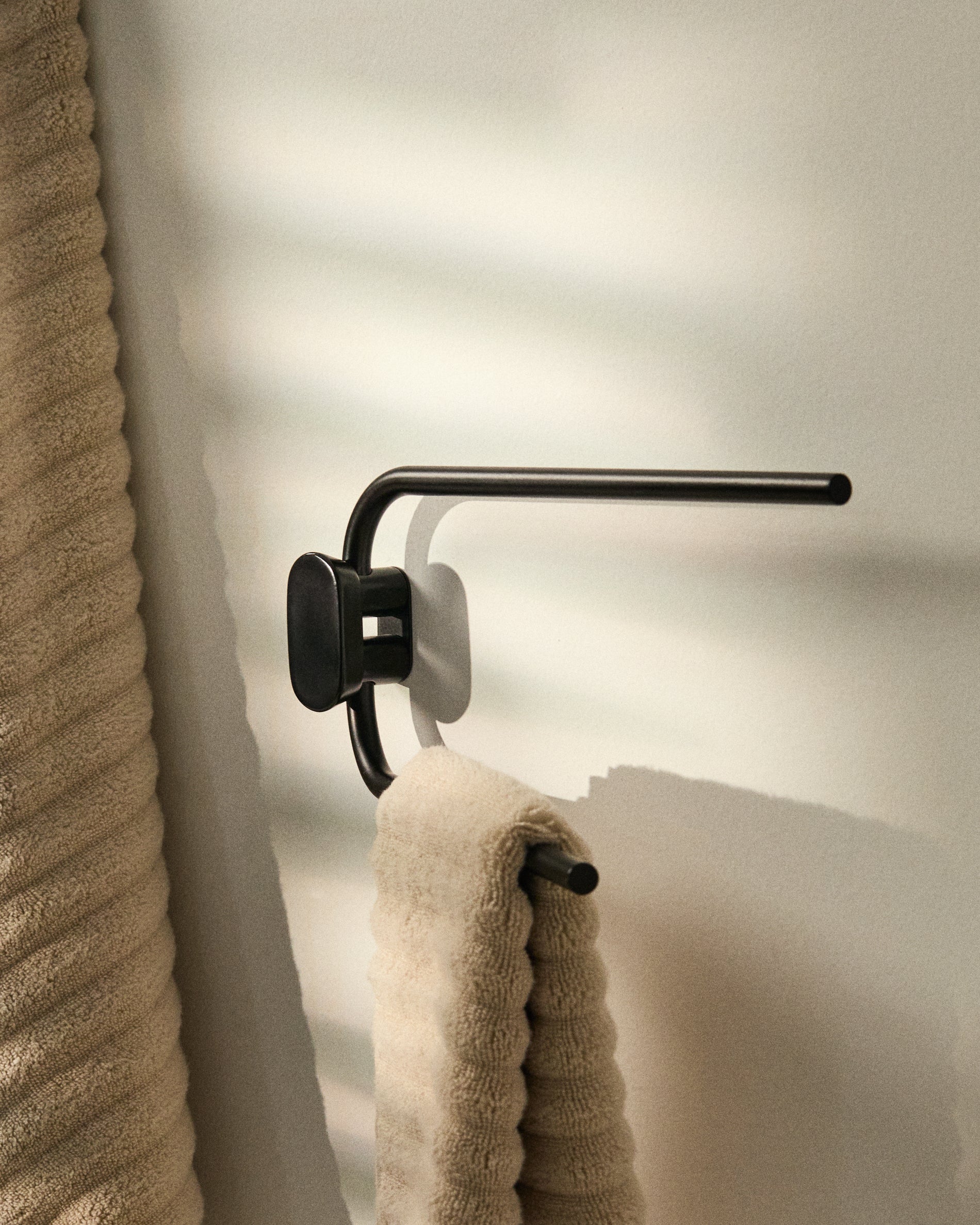 Black metal Arely twin-handle towel rail - Lifestyle