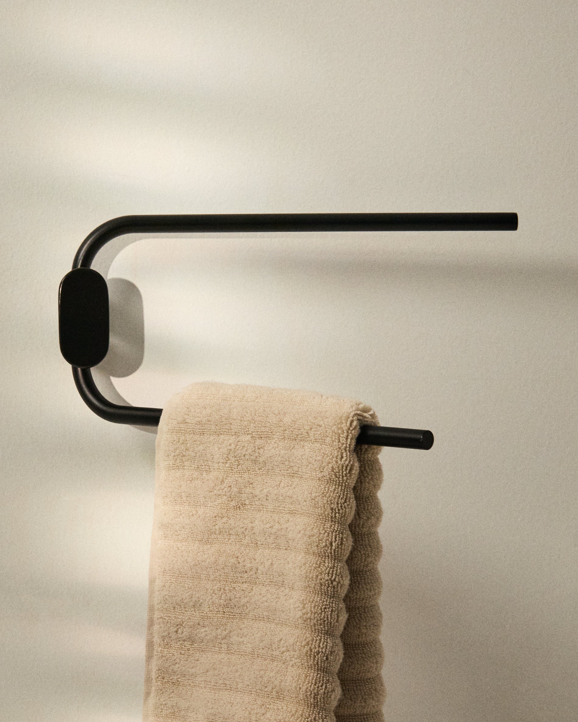 Black metal Arely twin-handle towel rail - Lifestyle