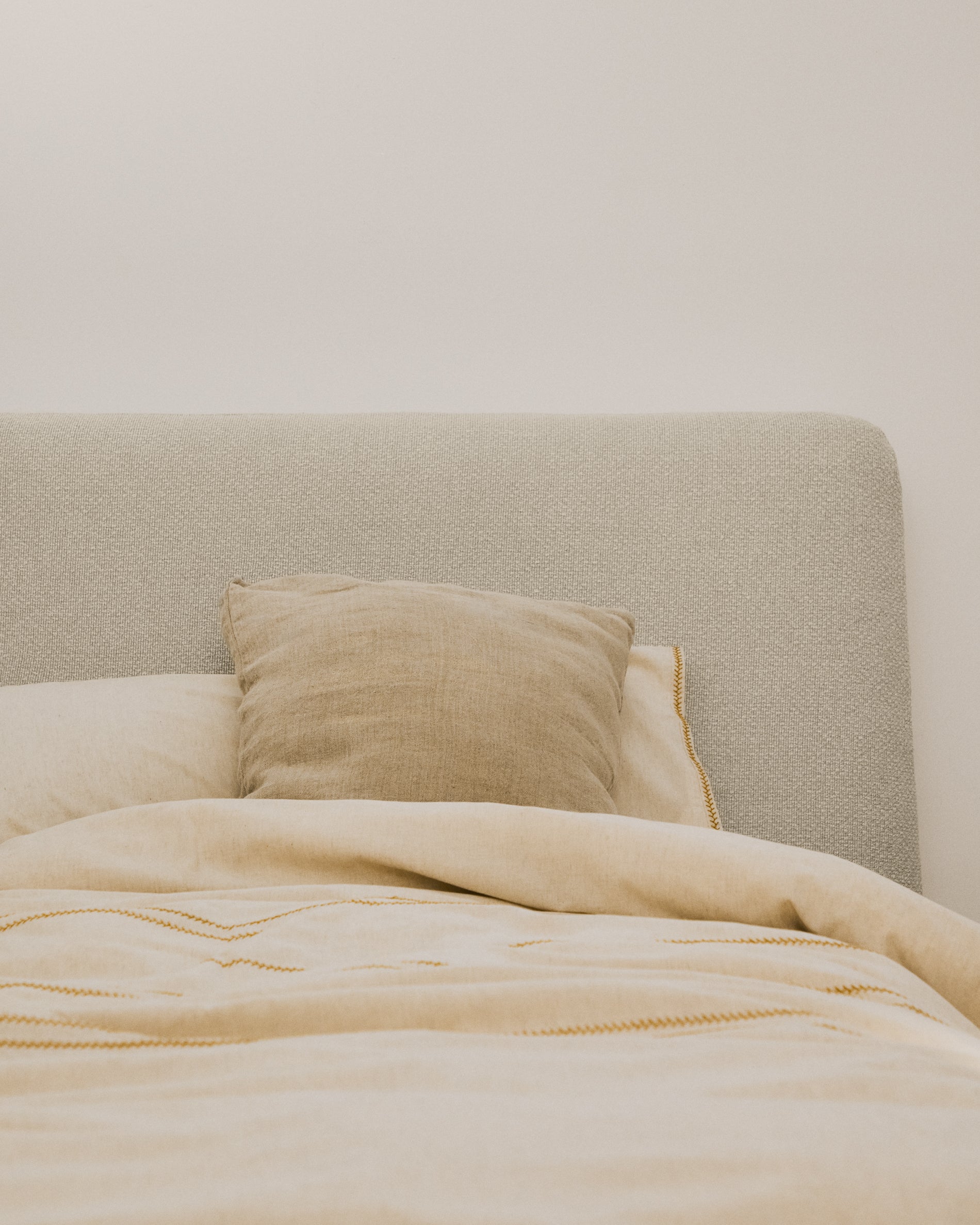 Martina bed with removable cover in ecru chenille for mattress 90 x 200cm - Lifestyle