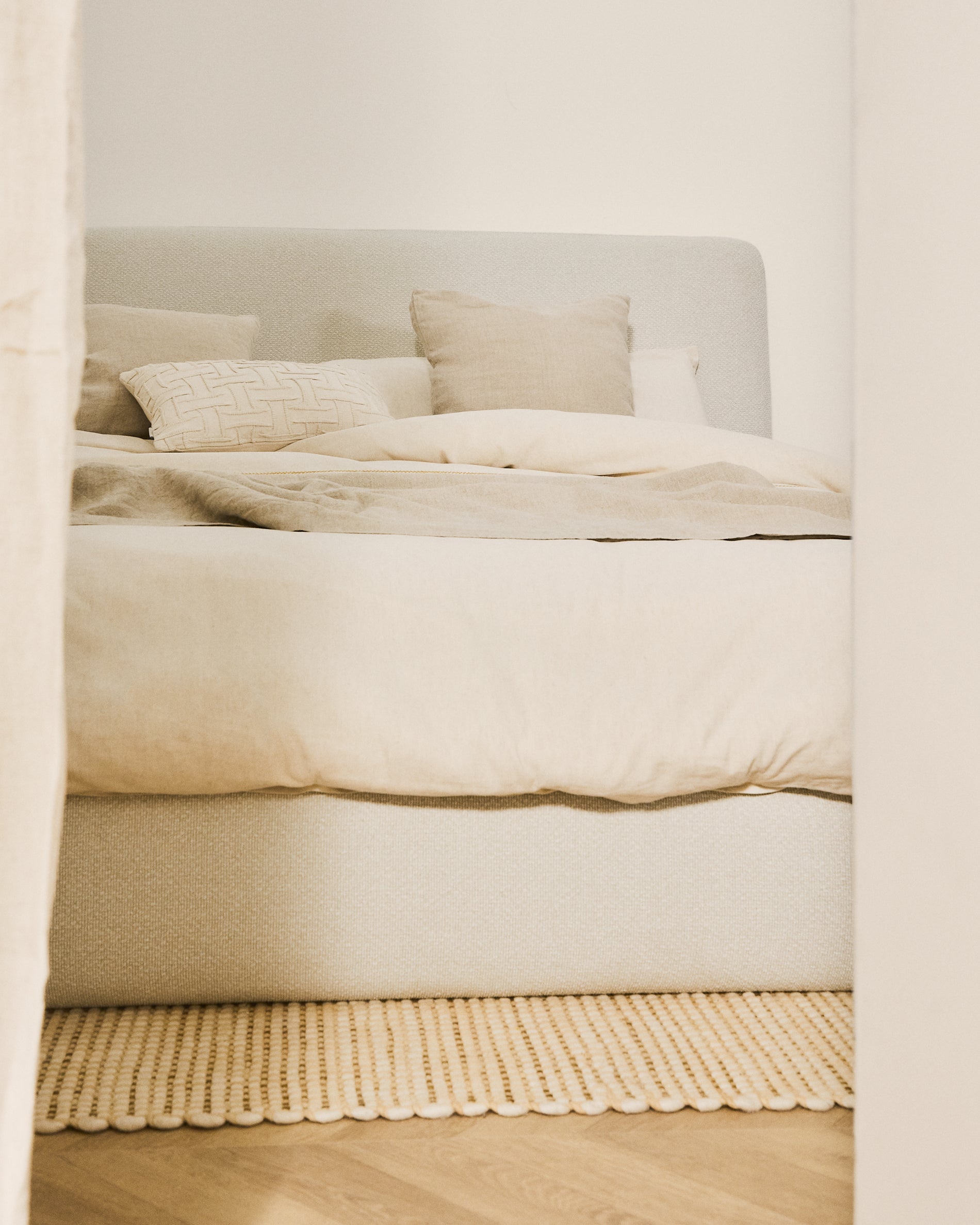 Martina bed with removable cover in ecru chenille for mattress 180 x 200cm - Lifestyle