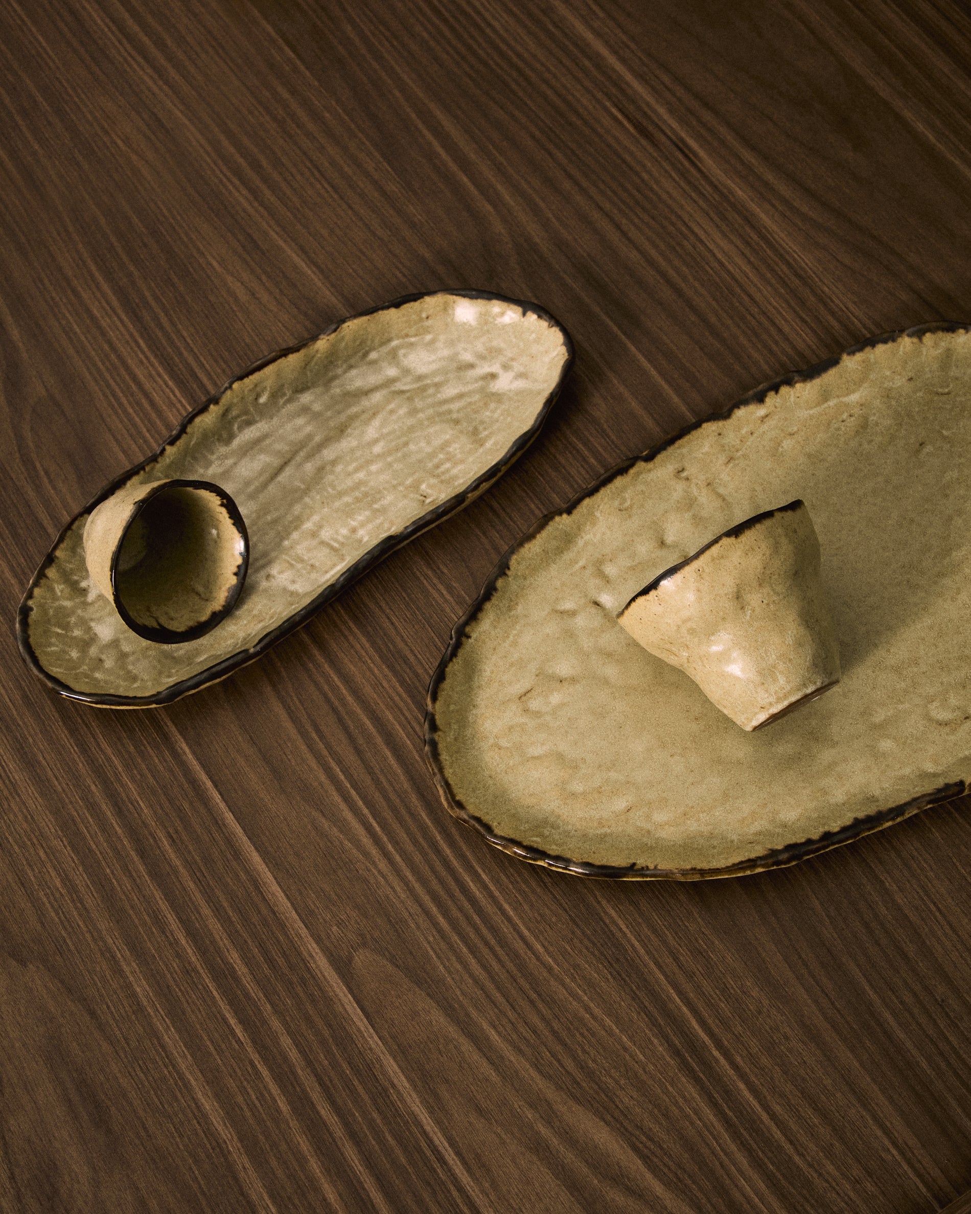 Abela mug in brown ceramic - Lifestyle