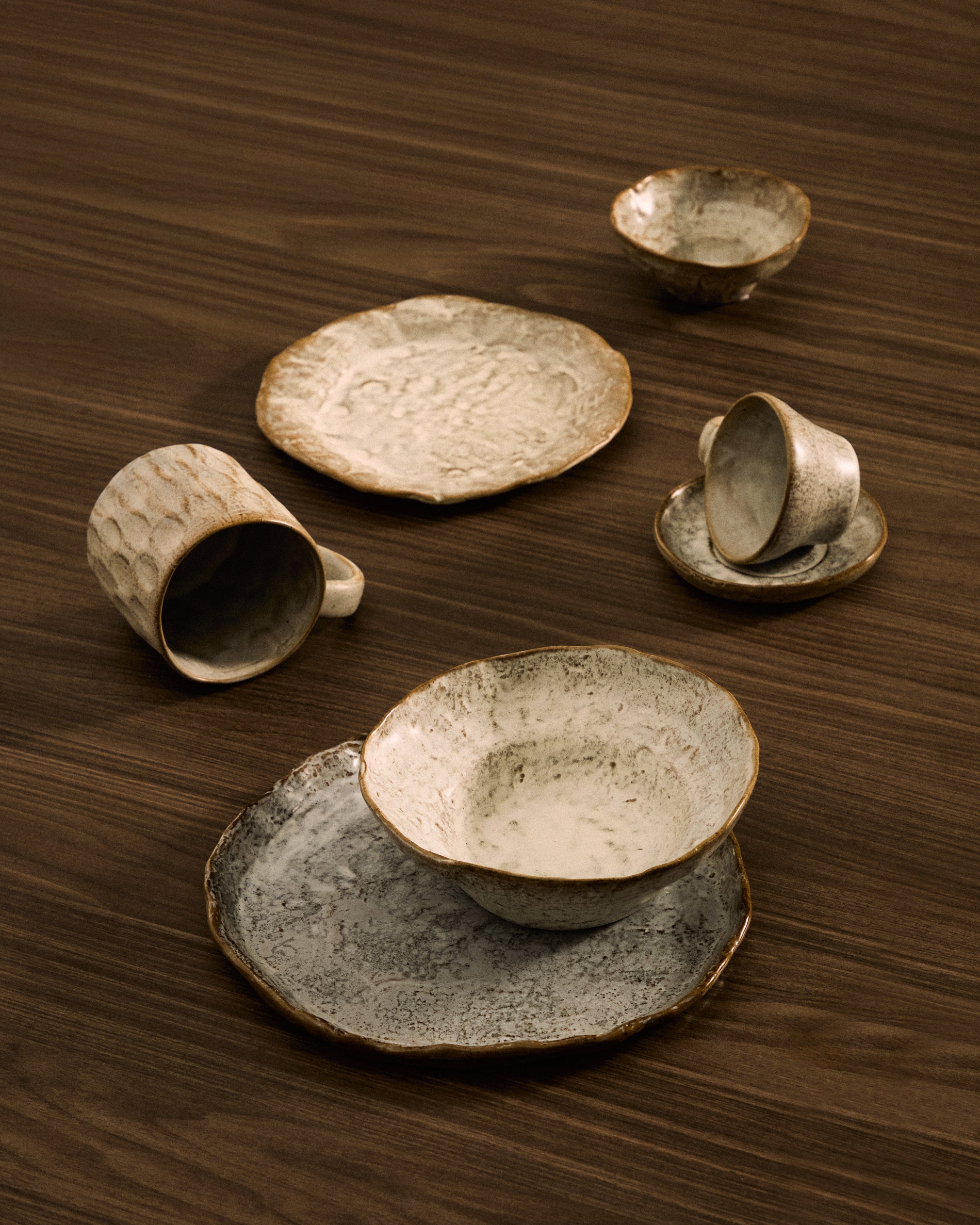 Alenia dessert plate in grey ceramic - Lifestyle